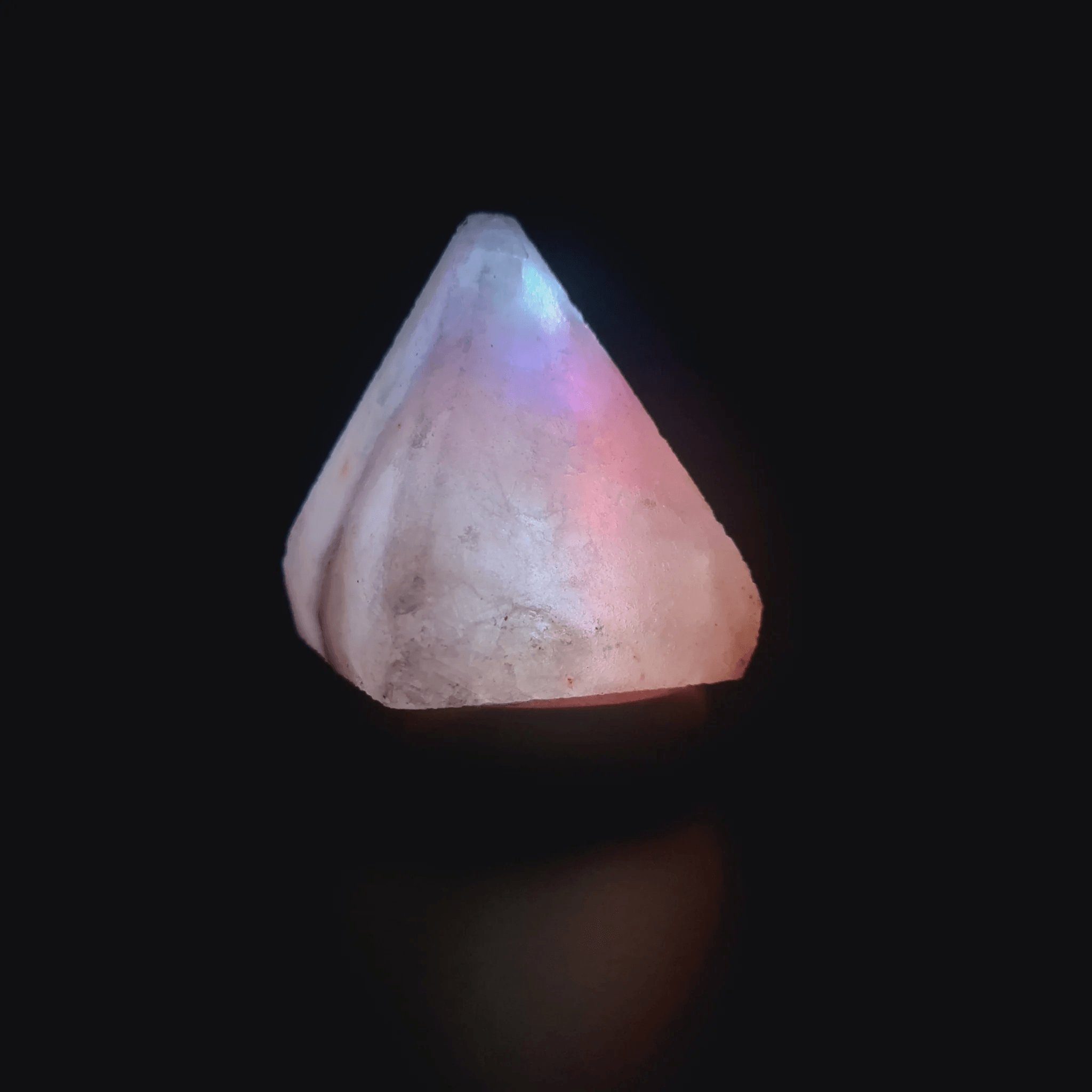 Himalaya Pyramide USB Heimtex Salzkristall-Tischlampe - Farbwechsellampe
