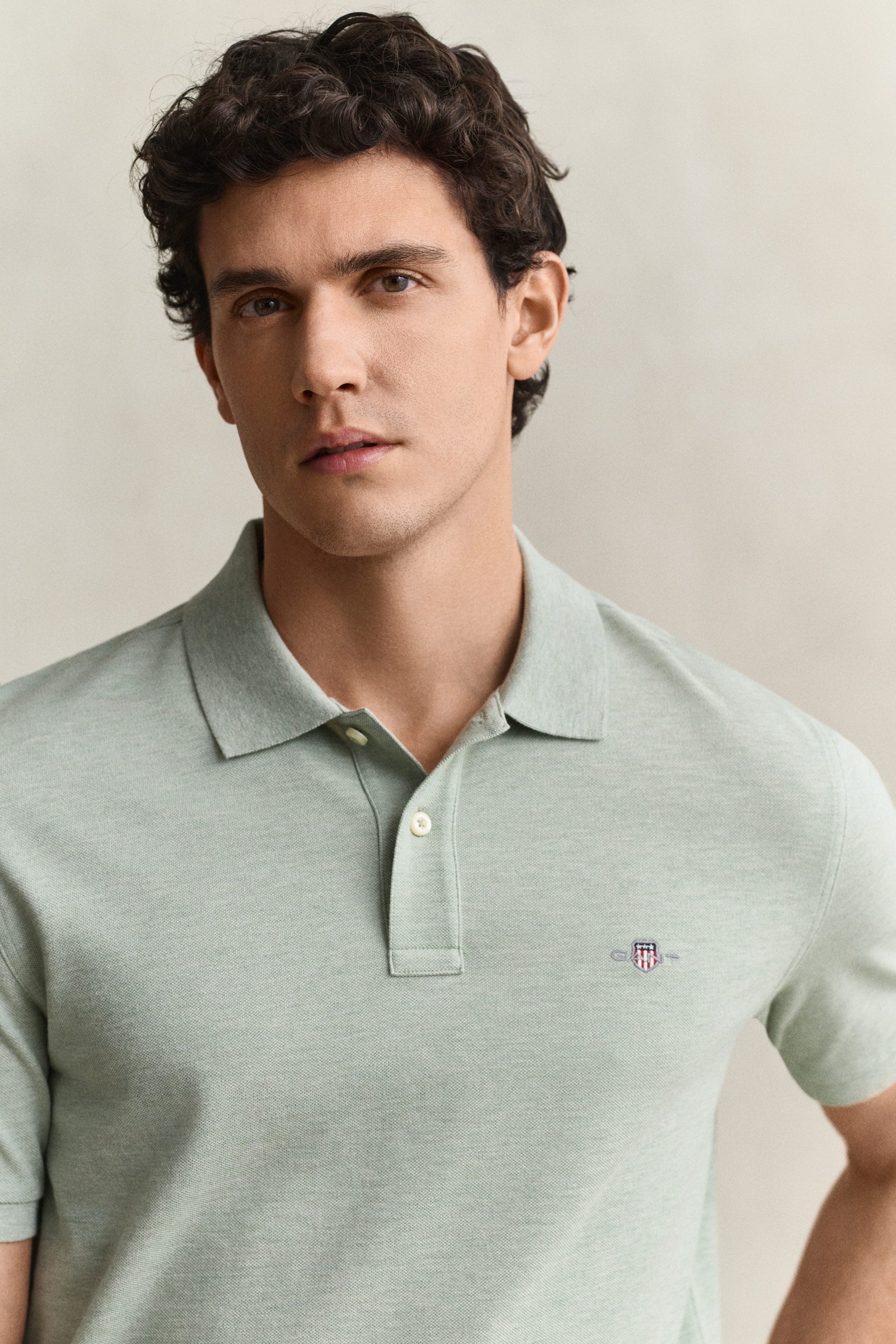 Gant Poloshirt REG SHIELD SS PIQUE POLO mit Logo und Flachstrickkragen 100% Baumwolle Pique – Bild 2 von 5