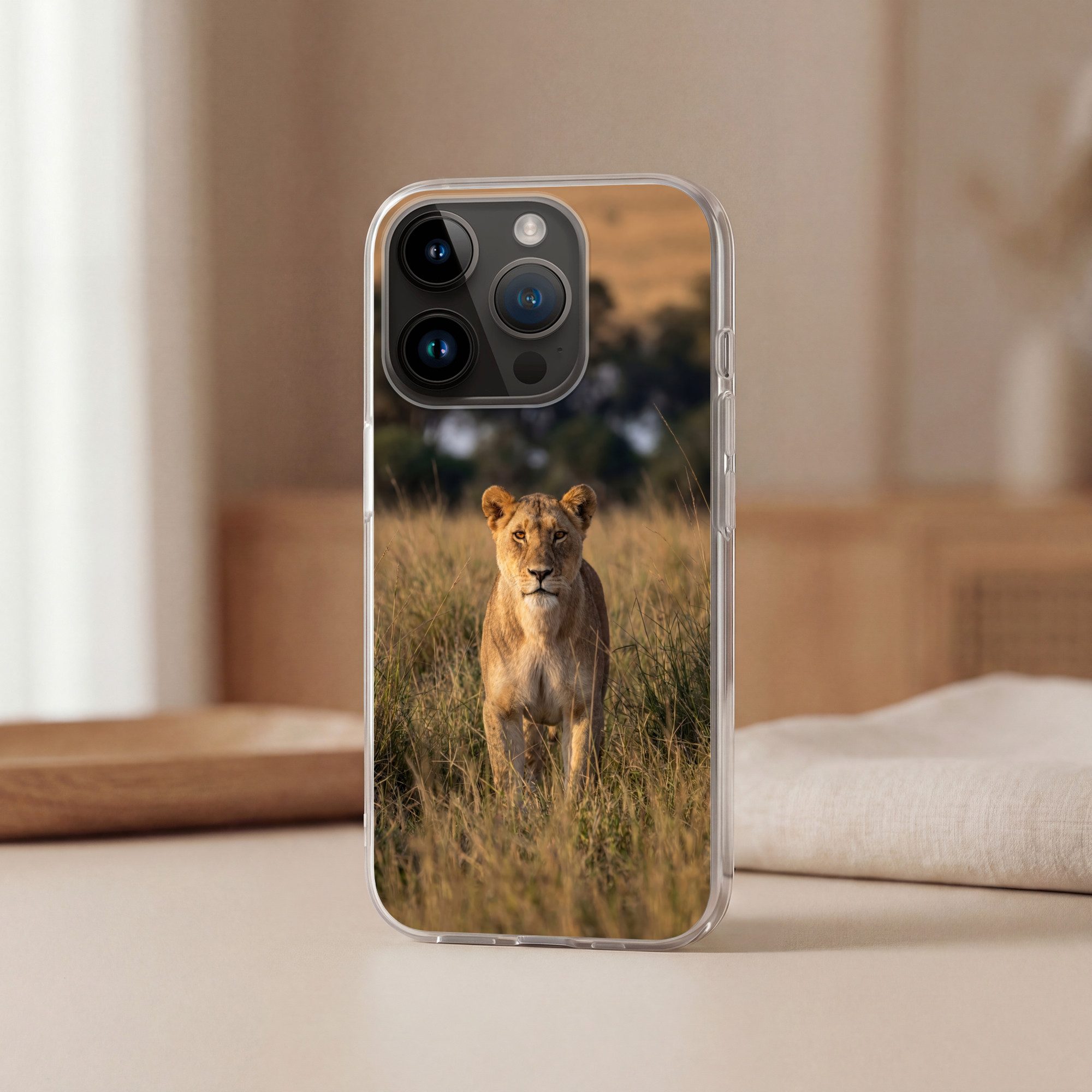 MuchoWow Handyhülle für Apple iPhone 14 Pro Löwin - Gras - Gelb, Smartphone-Bumper, Print, Handy Schutzhülle Dünn