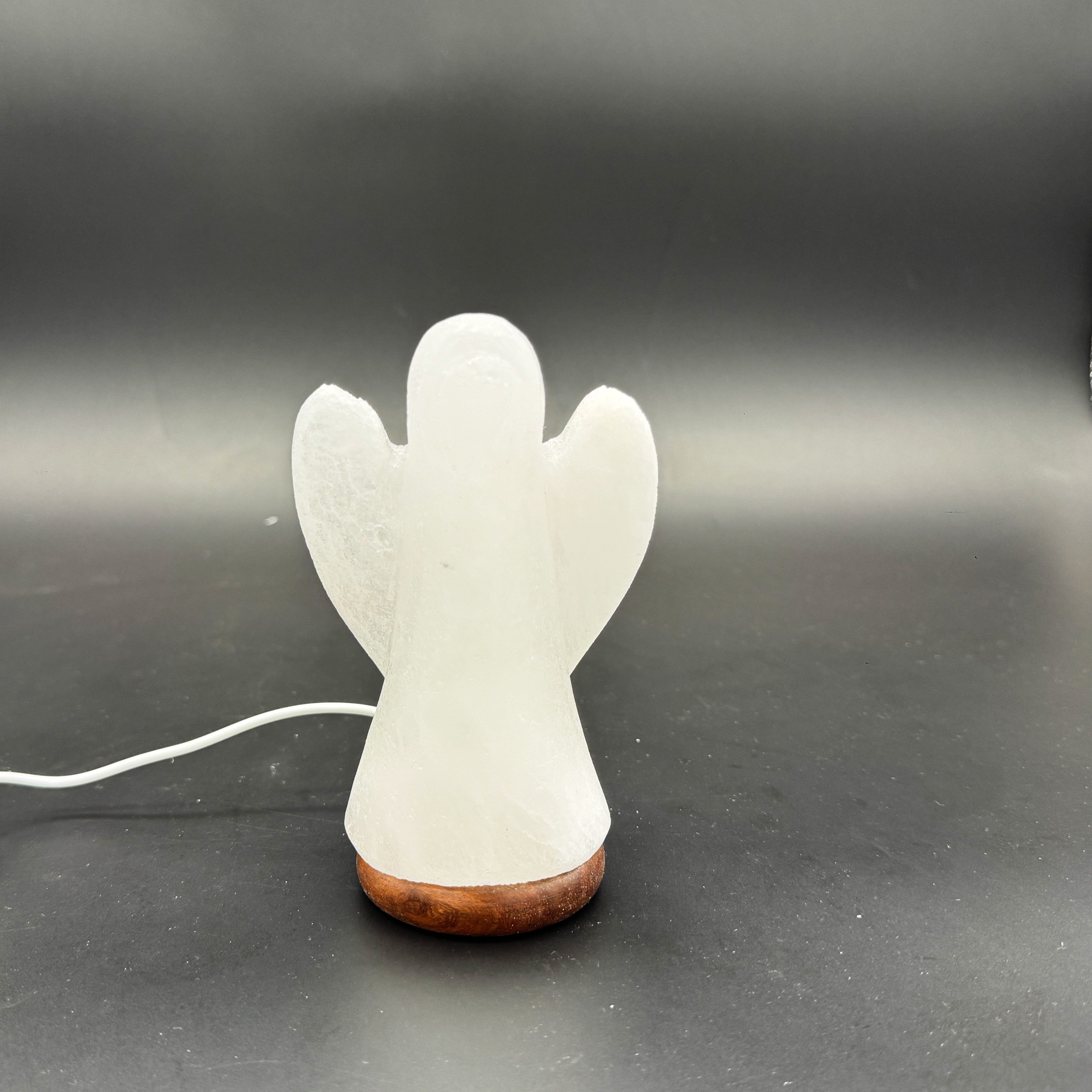HAF LED Nachttischlampe LED Beleuchtete USB Salzlampe ENGEL Weiß Kristallsalz mit Holzsockel, LED, Weiß, Als Tischlampe für Büro & Schlafzimmer