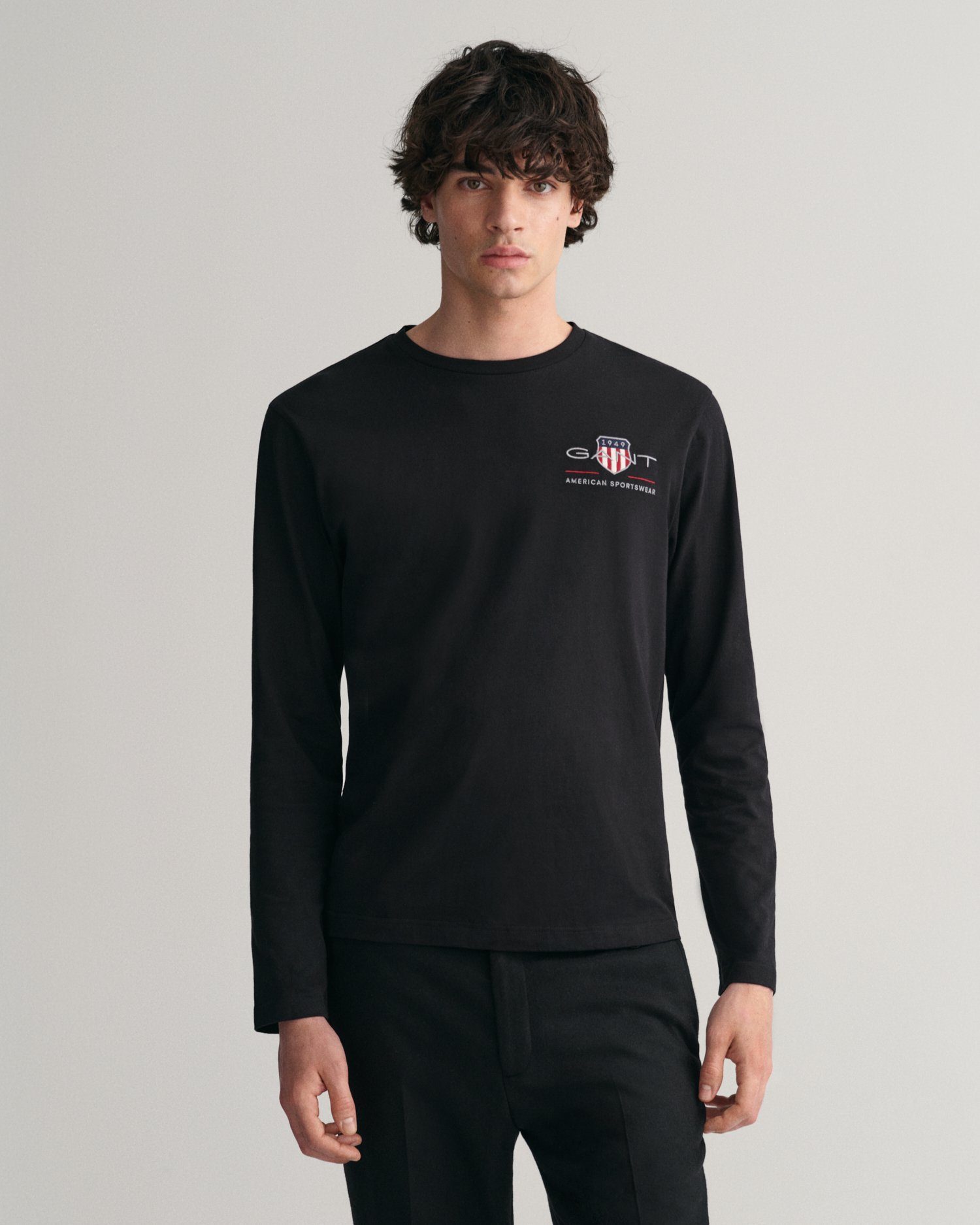 Gant Langarmshirt MEDIUM BLACK SHIELD LS T REG mit Print auf Brust der ARCHIVE