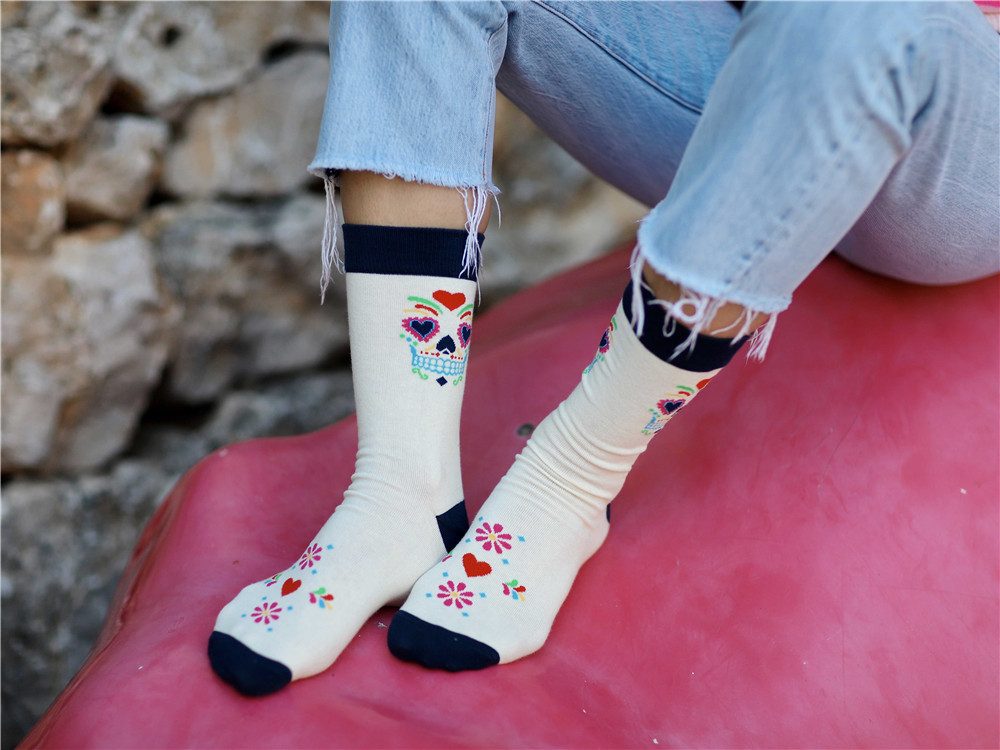 DOIY Socken Totenkopf - Calaca - Socks (Box, 1-Paar, Strümpfe geformt als bunter Schädel) Fun Geschenkidee