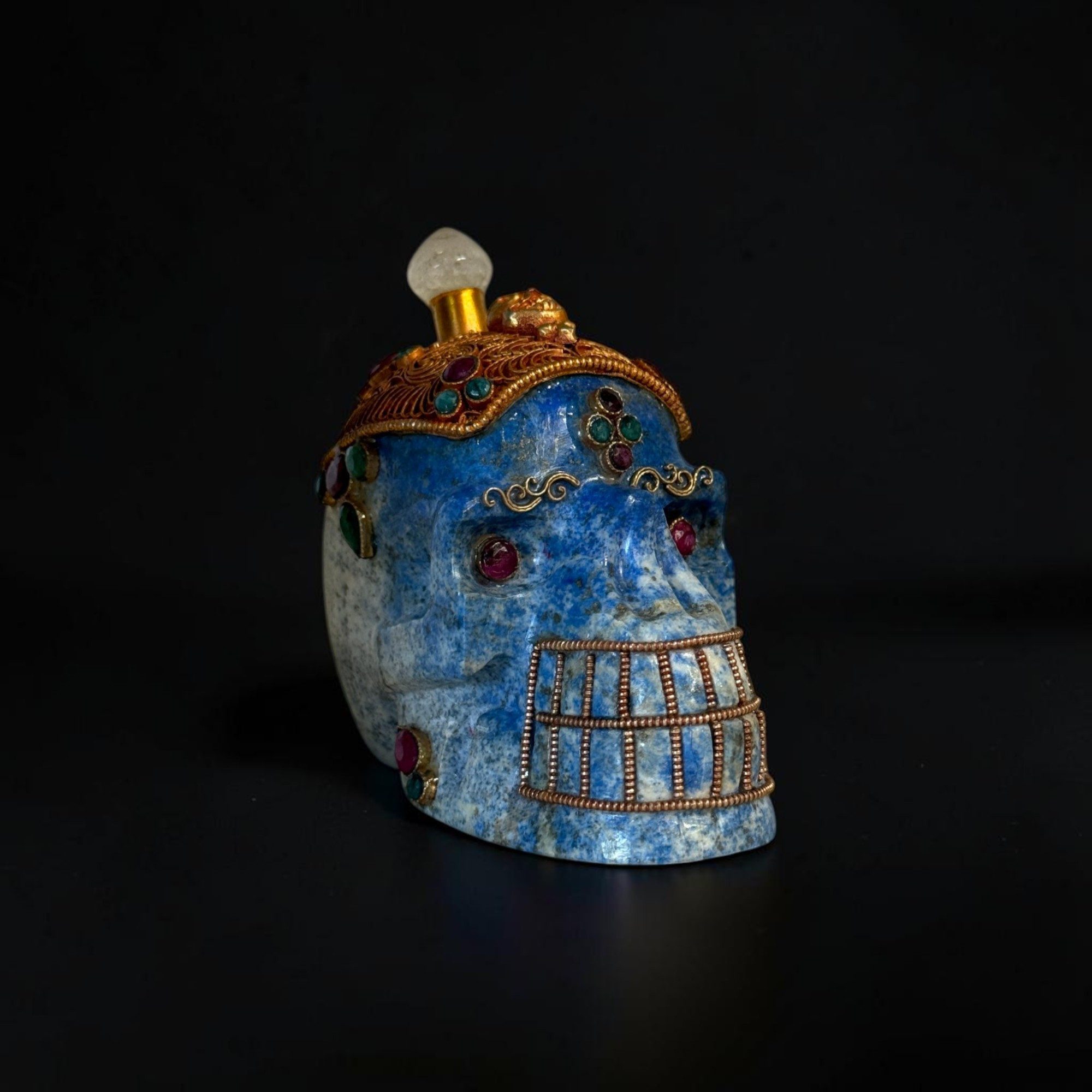 Asien LifeStyle Dekofigur Lapis Lazuli Totenkopf Skull mit Rubinen & Edelsteinen aus Nepal