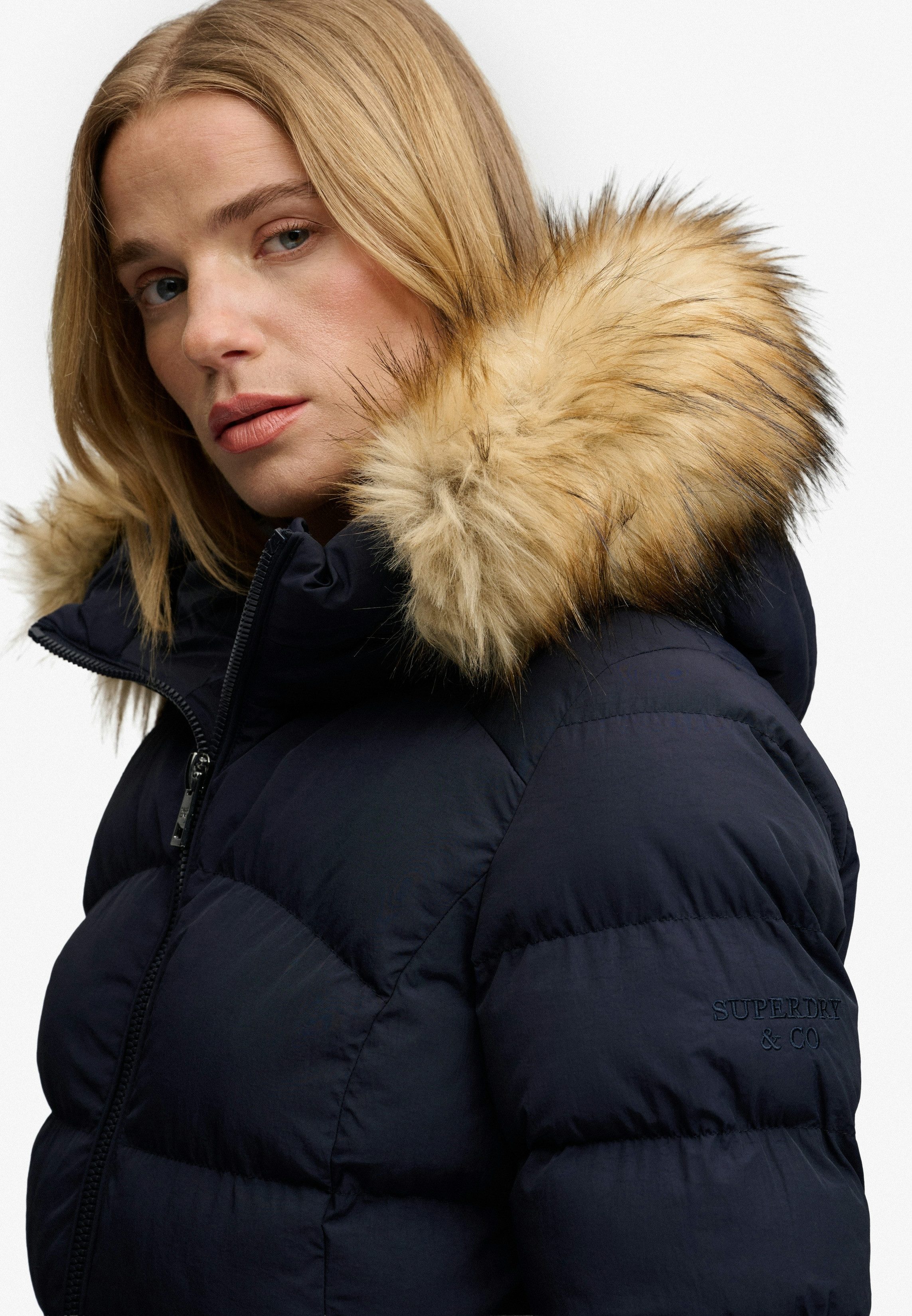 Superdry Steppjacke HOOD FAUX FUR FUJI MID LENGTH Kunstfaser, slim fit