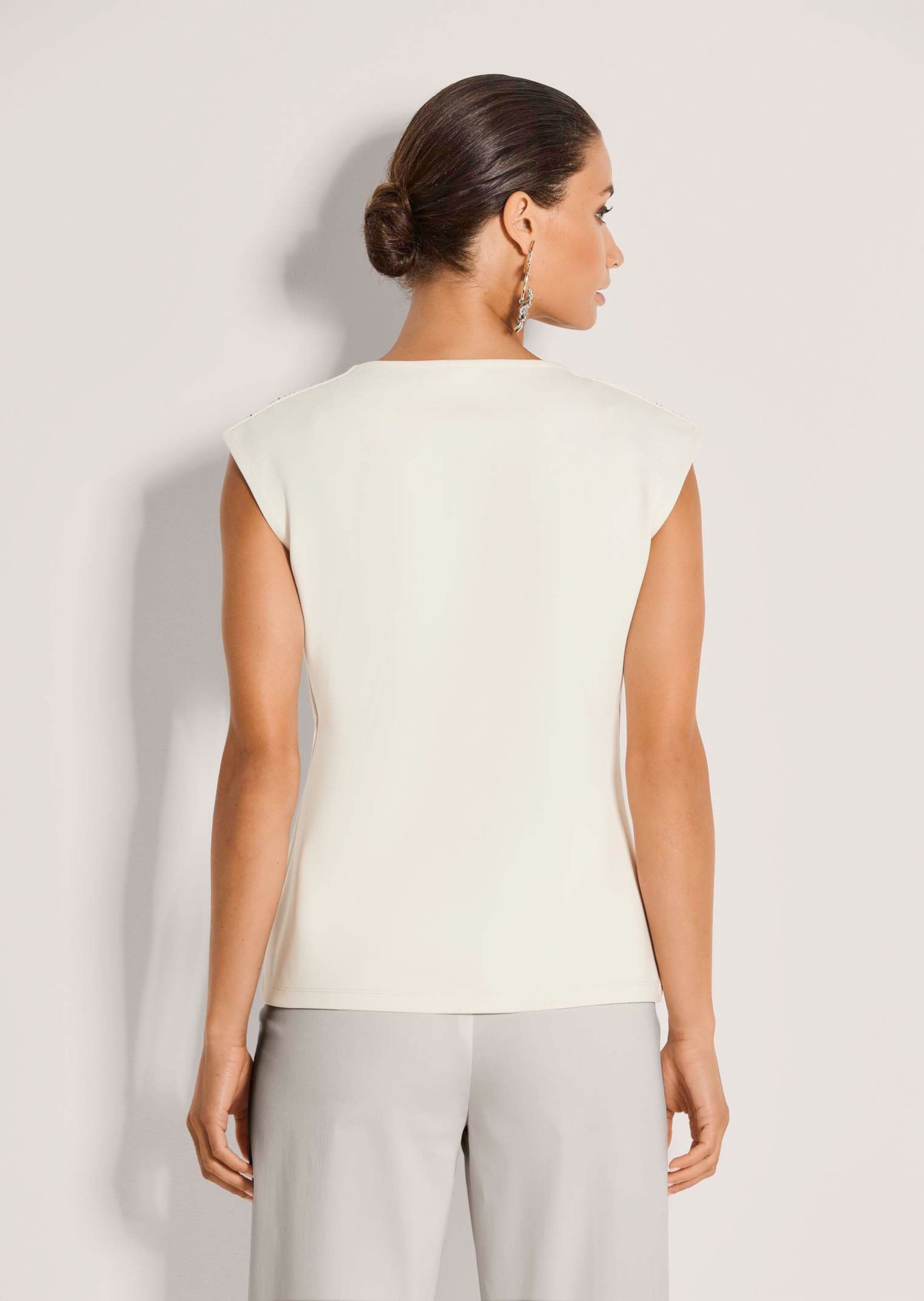 MADELEINE Kurzarmshirt Elegantes Shirt mit V-Ausschnitt, ärmellos Ärmelloses, tailliertes Shirt mit Strass, Viskose-Mix