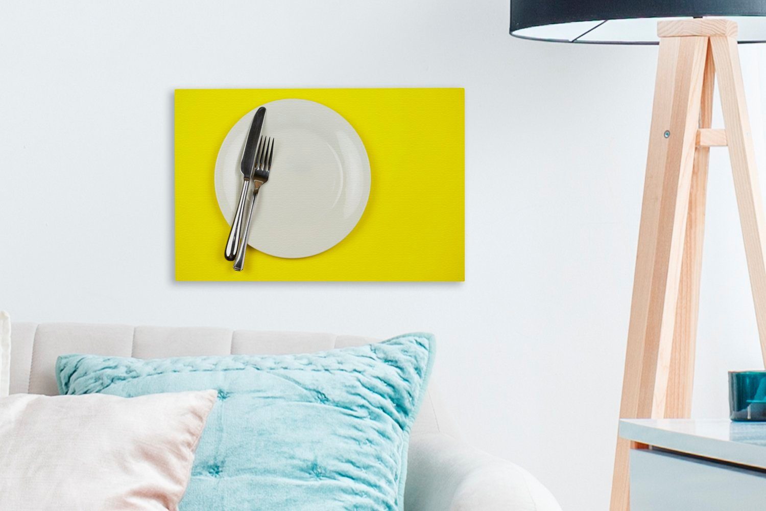 OneMillionCanvasses® Leinwandbild Ein Messer Leinwandbilder, Aufhängefertig, eine Gabel (1 Hintergrund, cm Wandbild gelbem einem 30x20 mit auf Wanddeko, Teller St), und