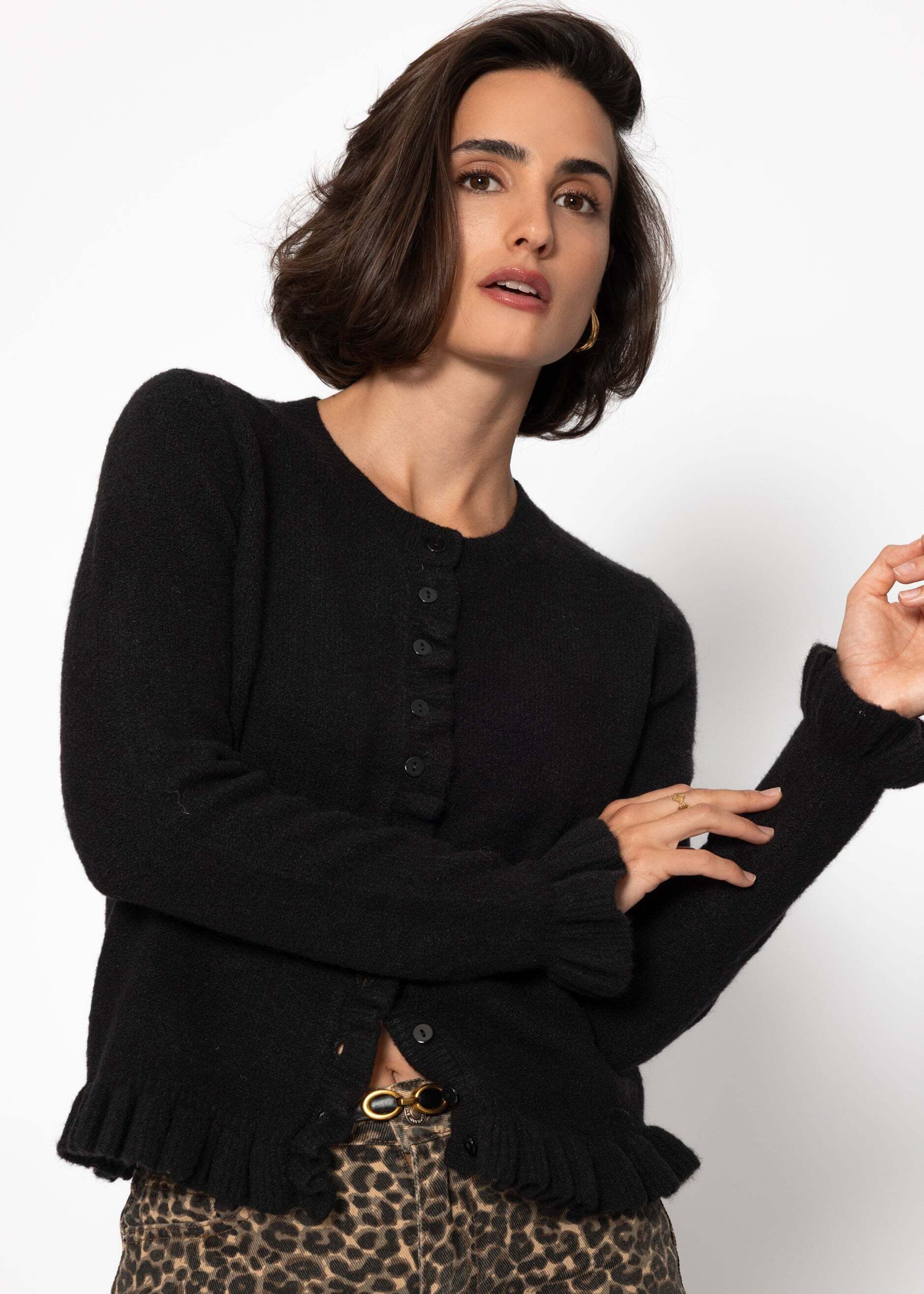 SASSYCLASSY Cardigan Elegante Strickjacke Damen mit Rüschendetails Femininer Cardigan mit Wollanteil Beige Hellgrün Schwarz Braun
