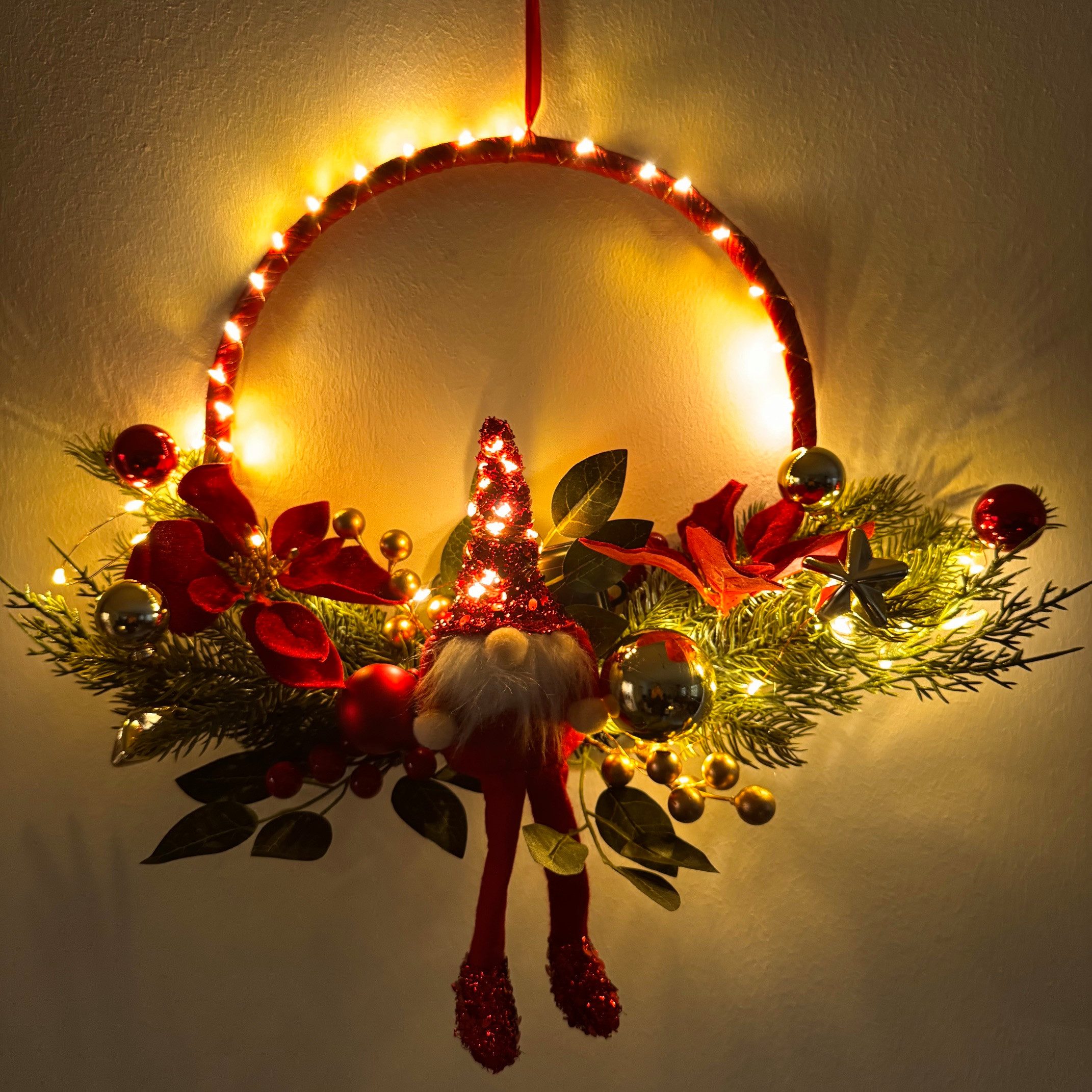 Online-Fuchs Dekokranz - Türkranz, Weihnachtskranz mit LED Lichterkette und 6-Stunden Timer, mit süßem Wichtel, Weihnachtskugeln, Tannenzweigen und Weihnachtsstern