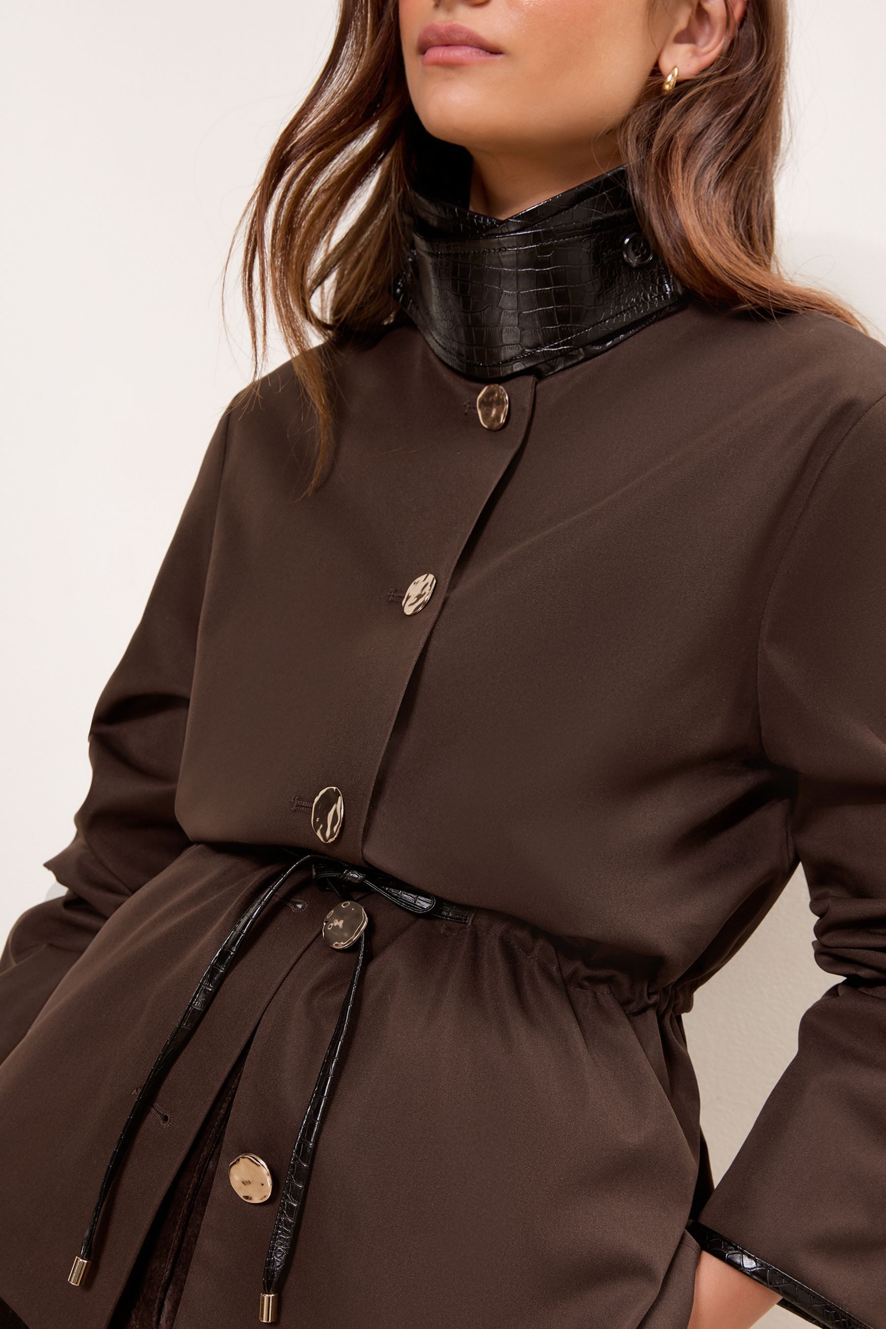 LIPSY Trenchcoat Lipsy Kurzer Trenchcoat mit PU-Kragen, Petite (1-tlg) – Bild 4 von 5