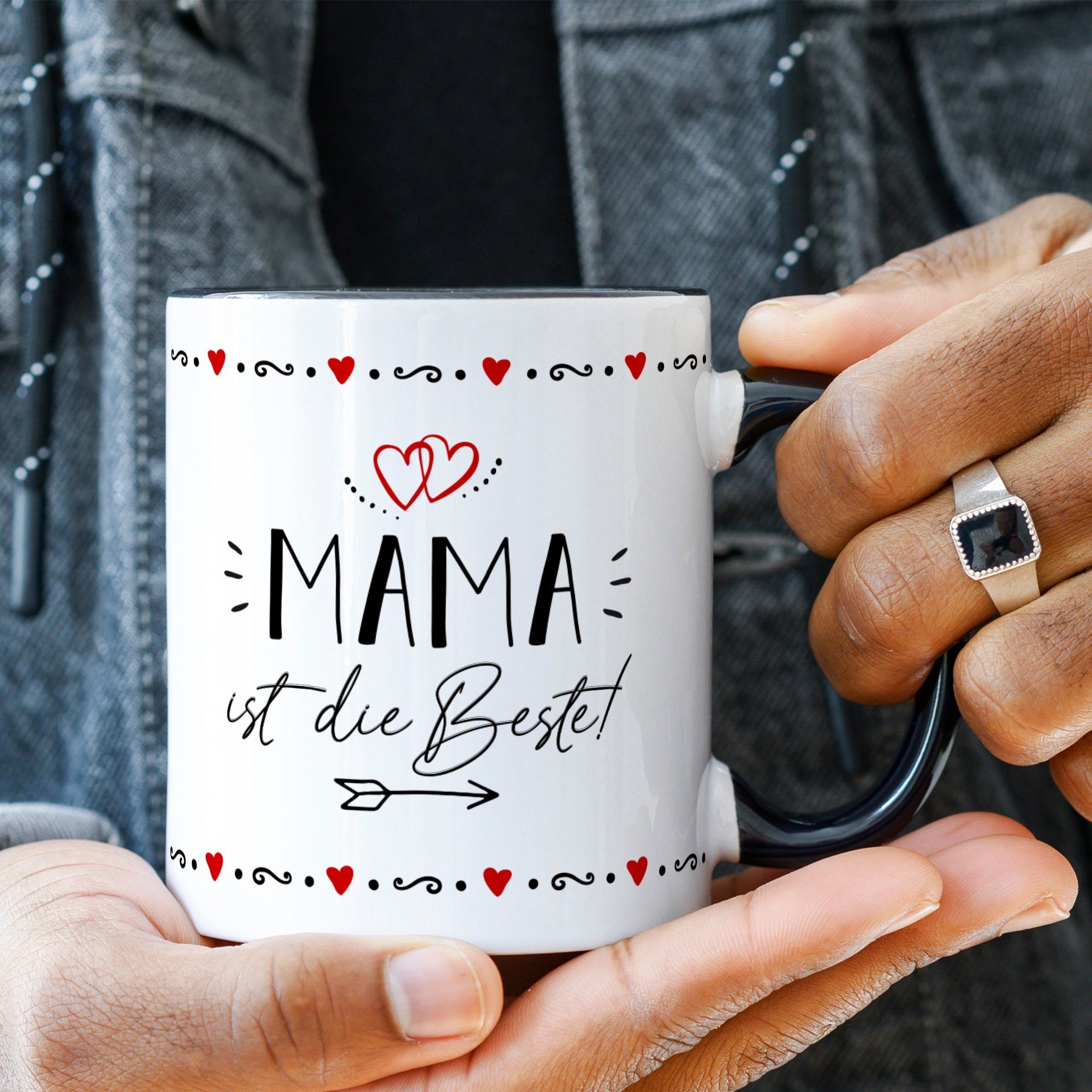 Weiß zum die für Geburtstag Frauen Muttertag Bedruckte GRAVURZEILE - Geschenk mit - Mama Geschenke Spruch - ist Schwarz Sie Herzliche Tasse Tasse für Weihnachten Mama Valentinstag für - Beste!