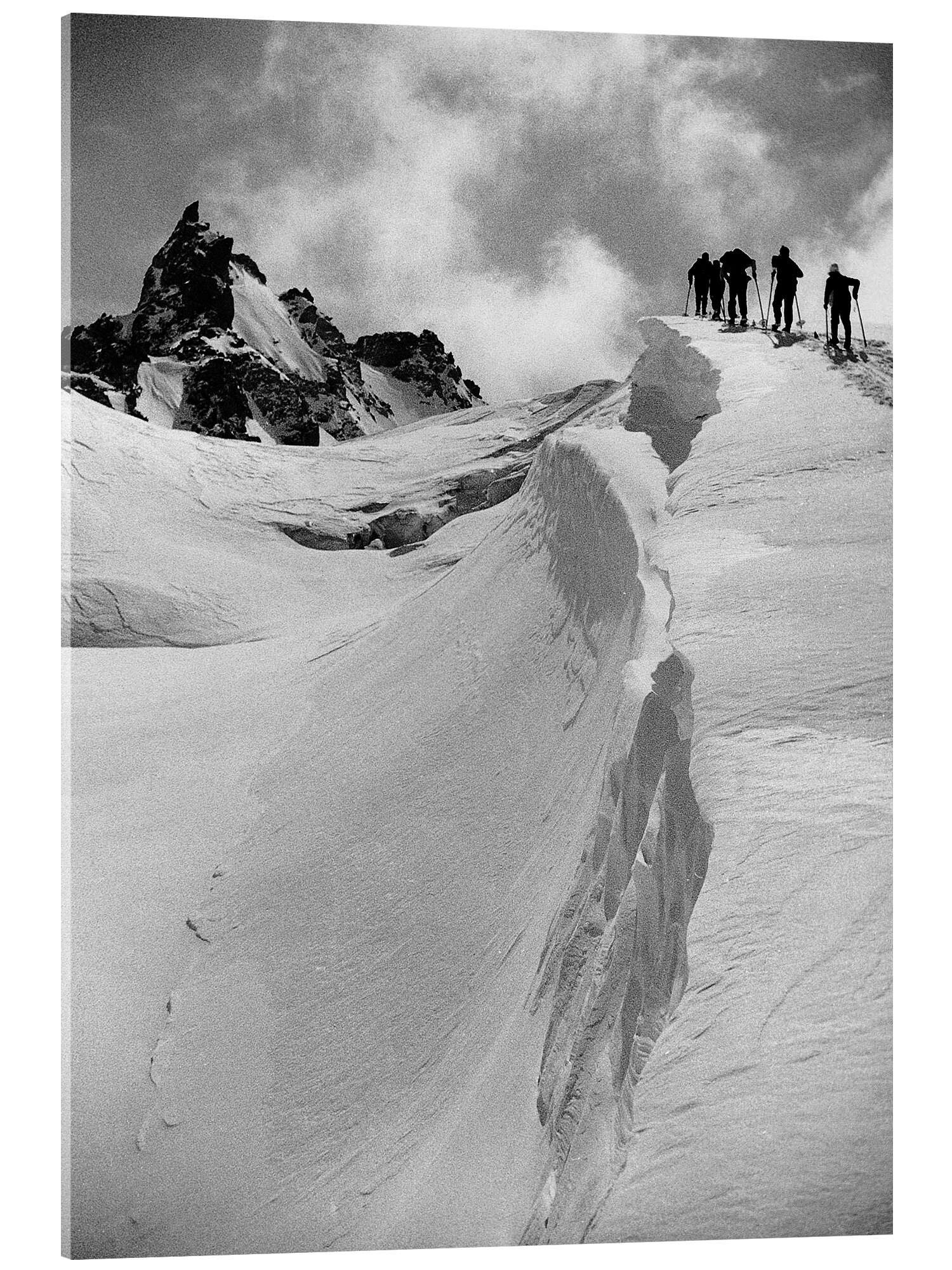 Posterlounge Wandbild Wanderer in verschneitem Berggebiet, Vintage Ski Collection, erhältlich als Poster, Leinwandbild, Wandsticker oder Acrylglasbild