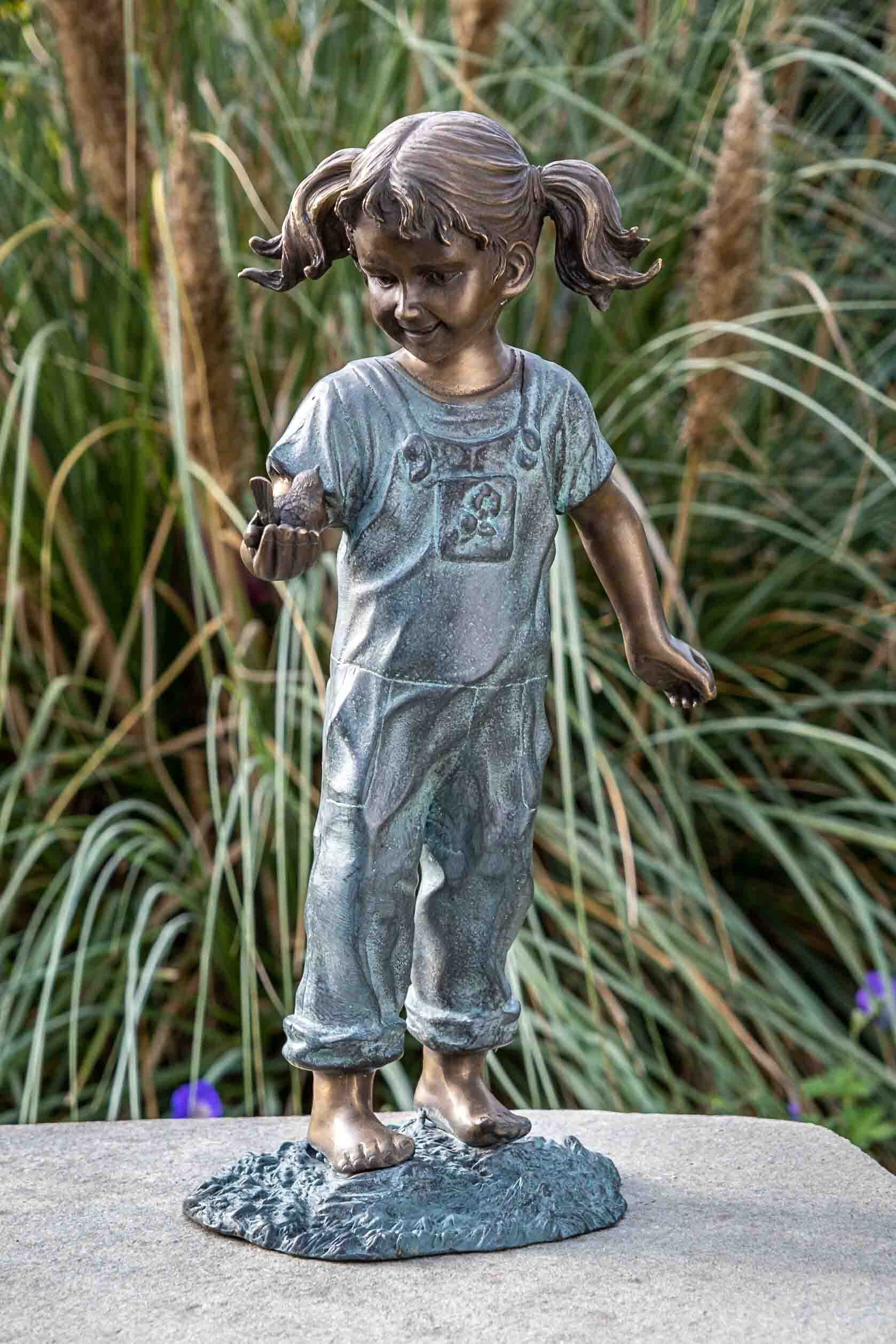 IDYL Gartenfigur IDYL Bronze-Skulptur Mädchen mit Vogel in der Hand, Bronze – sehr robust – Langlebig – witterungsbeständig gegen Frost, Regen und UV-Strahlung. Die Modelle werden in Wachsausschmelzverfahren in Bronze gegossen und von Hand patiniert.