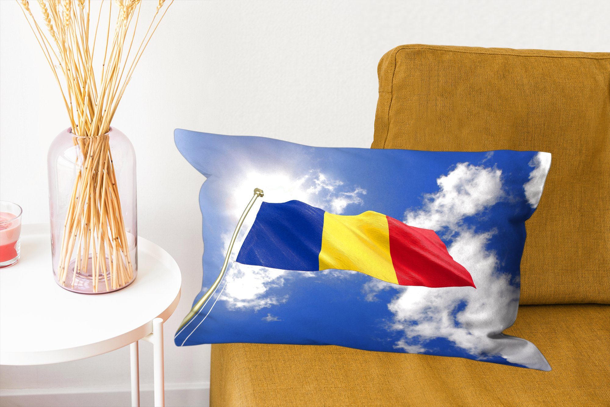 Dekokissen Rumäniens Flagge Füllung, Dekokissen MuchoWow mit Himmel, Schlafzimmer am Zierkissen, Dekoration, weht Wohzimmer