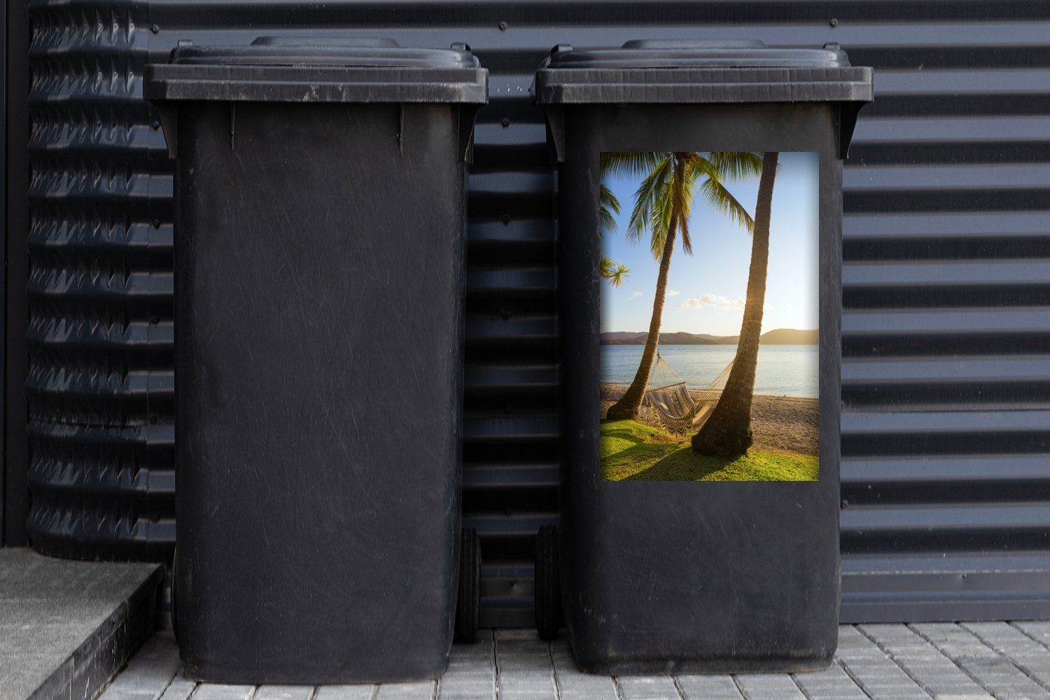 MuchoWow Wandsticker Container, Mülleimer-aufkleber, Palmen Abfalbehälter am Sticker, Zwei Strand einer Mülltonne, (1 Hängematte St), mit