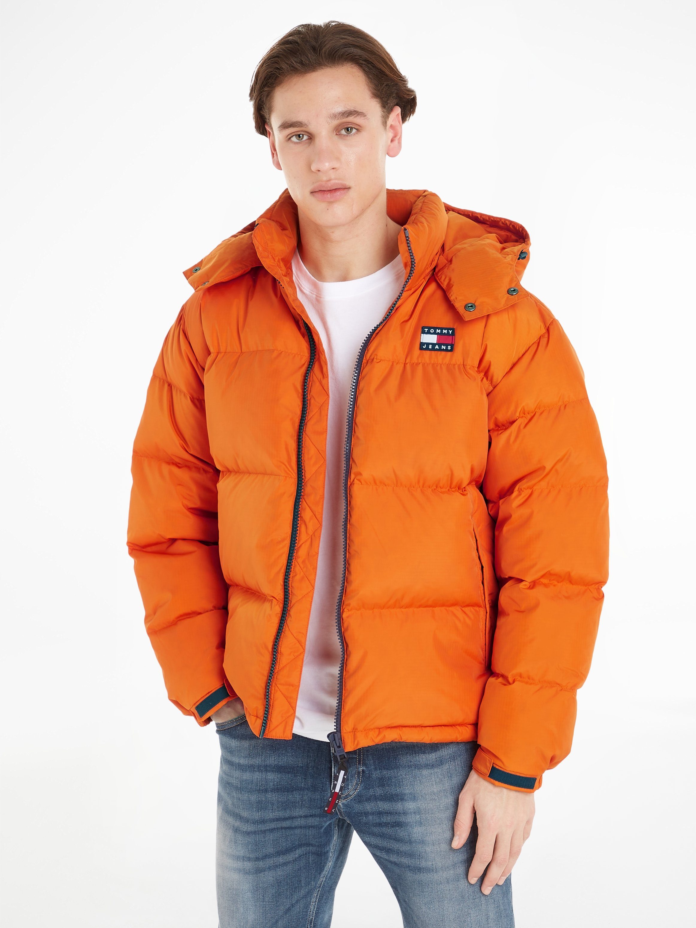 Tommy Jeans Steppjacke TJM ALASKA PUFFER mit Markenlabel Bonfire Orange