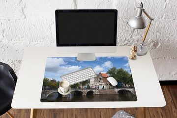 MuchoWow Gaming Mauspad Die Keizersgracht in Amsterdam unter einem blauen Himmel mit Wolken (1-St), Büro für Tastatur und Maus, Mousepad Gaming, 90x60 cm, XXL, Großes