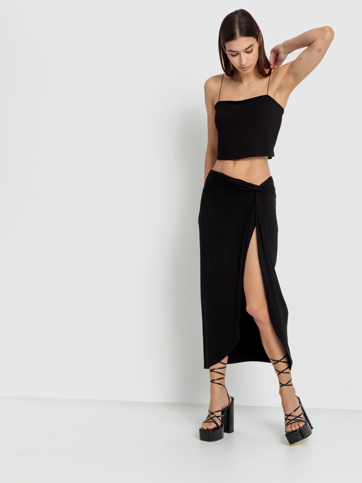 LSCN by LASCANA Spaghettitop (Set, 2-tlg., und Midirock) und Midirock. € 49,99