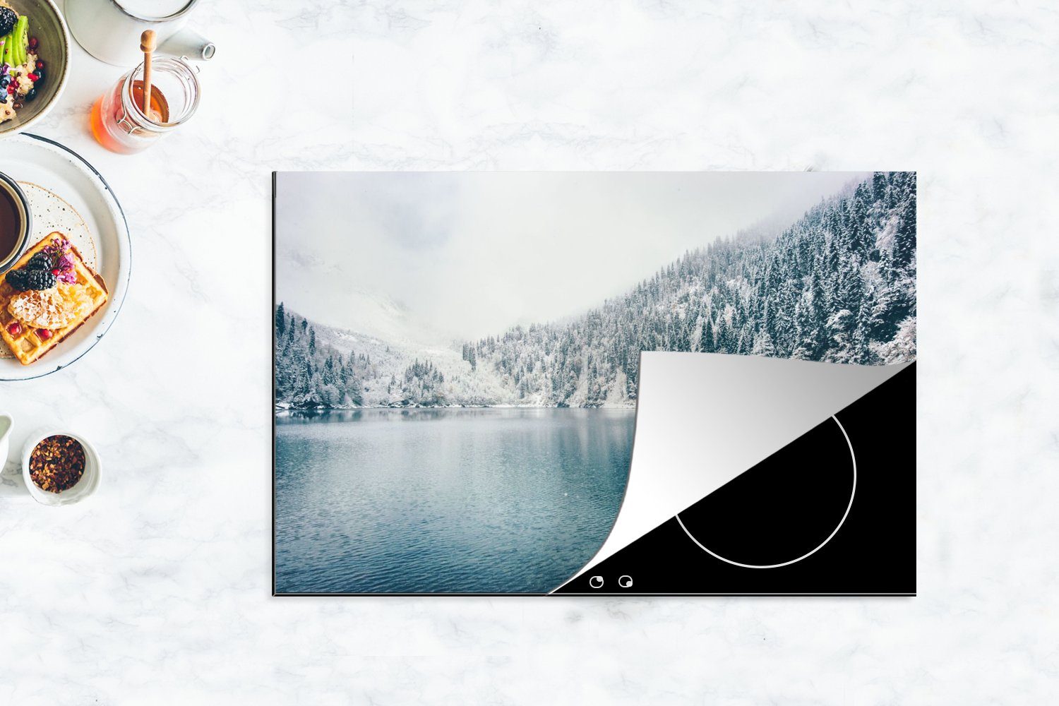 Wasser Schutz MuchoWow - die für Induktionskochfeld Vinyl, - Schnee, tlg), 80x52 Winter küche, (1 Herdblende-/Abdeckplatte cm, Ceranfeldabdeckung