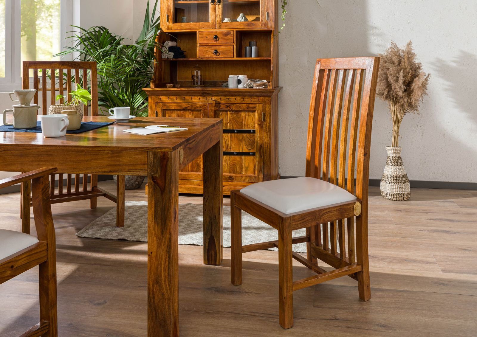 Massivmoebel24 Holzstuhl OXFORD (Extravaganter Stuhl, mit luftiger  Rückenlehne die bis zum Boden reicht, inklusive Polsterung, braun lackiert  43x50x109 Akazie montiert), hochwertiges Edelholz, authentische Holzadern,  aufwendige Schnitzereien und ...