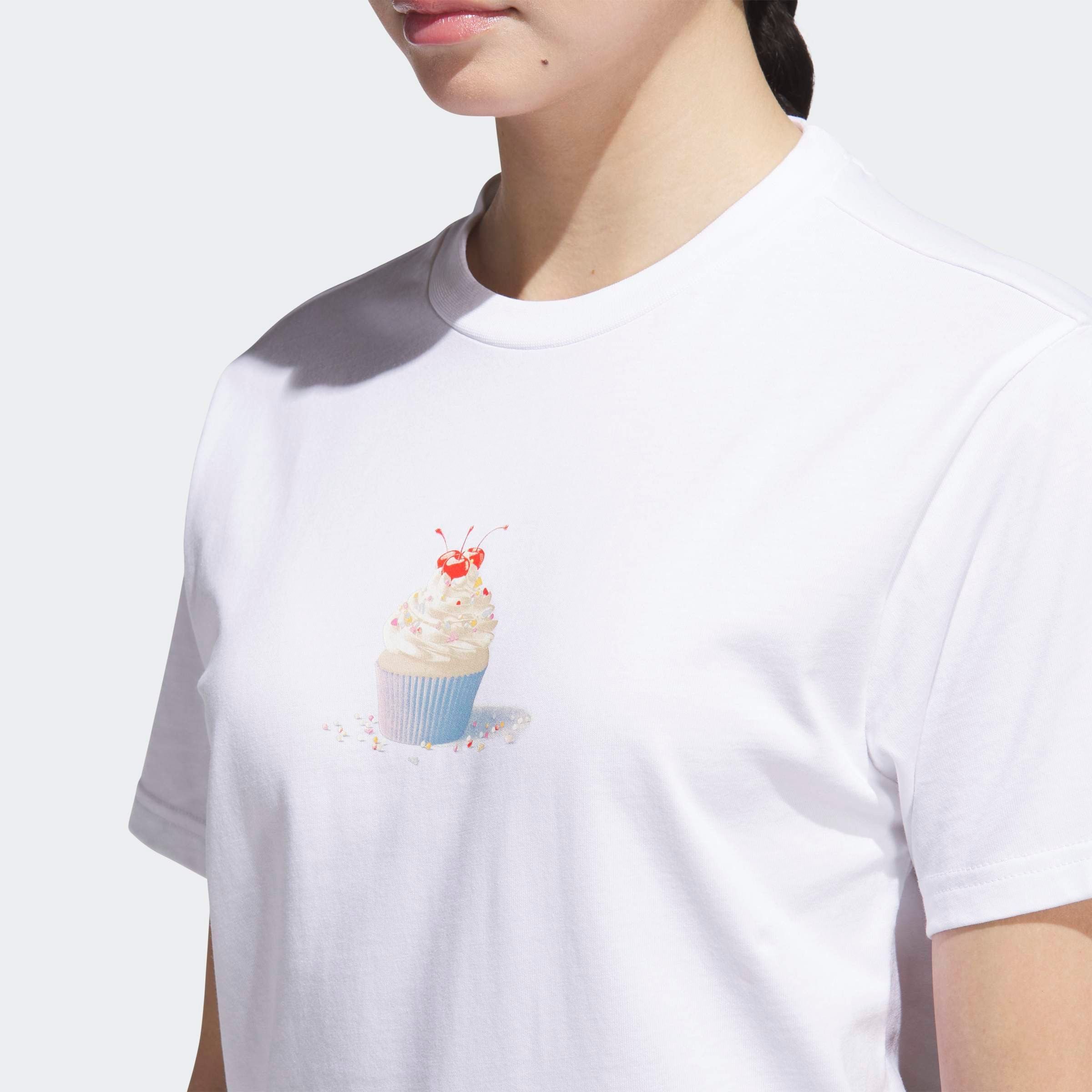 adidas Sportswear T-Shirt SEASONAL ESSENTIALS CUPCAKE GRAPHIC sportlicher Stil, ohne Verschluss, mit Cupcake-Motiv