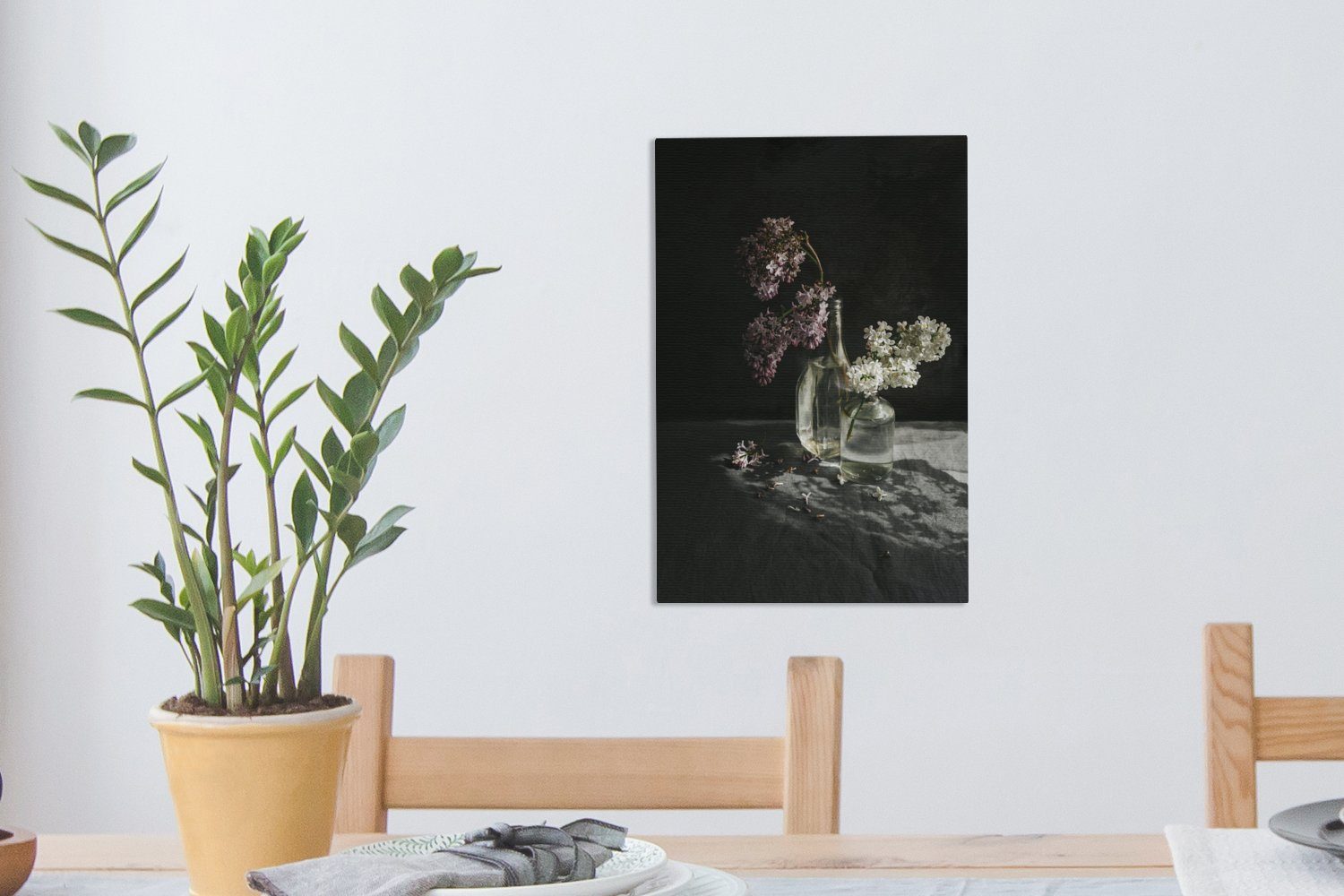 OneMillionCanvasses® Leinwandbild Flieder (1 St), Vase Zackenaufhänger, Stilleben, cm - Leinwandbild - fertig bespannt 20x30 Gemälde, inkl