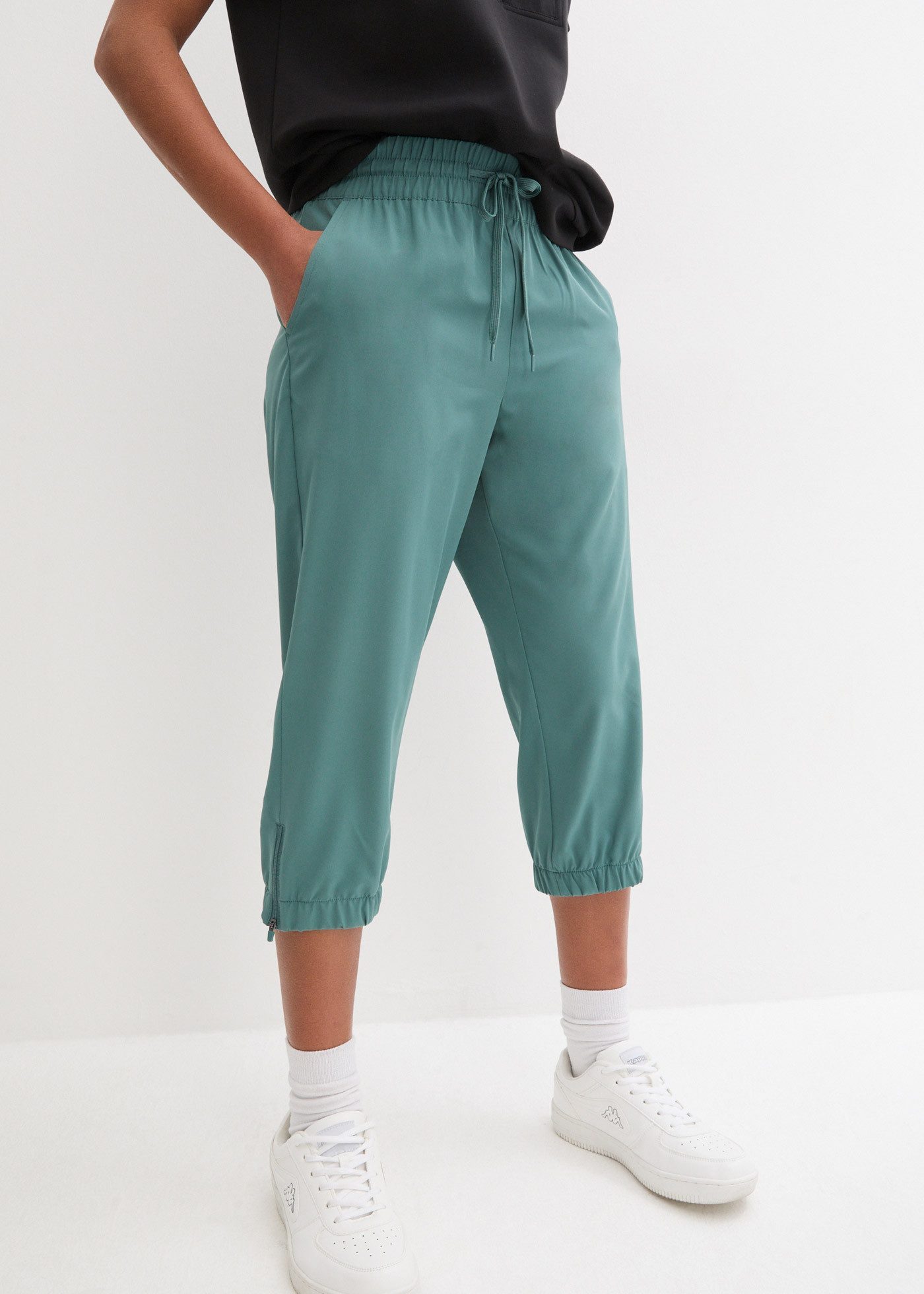 bonprix Funktionshose in 7/8 länge, Seitenschlitze mit Zipper, Reißverschlusstasche hinten