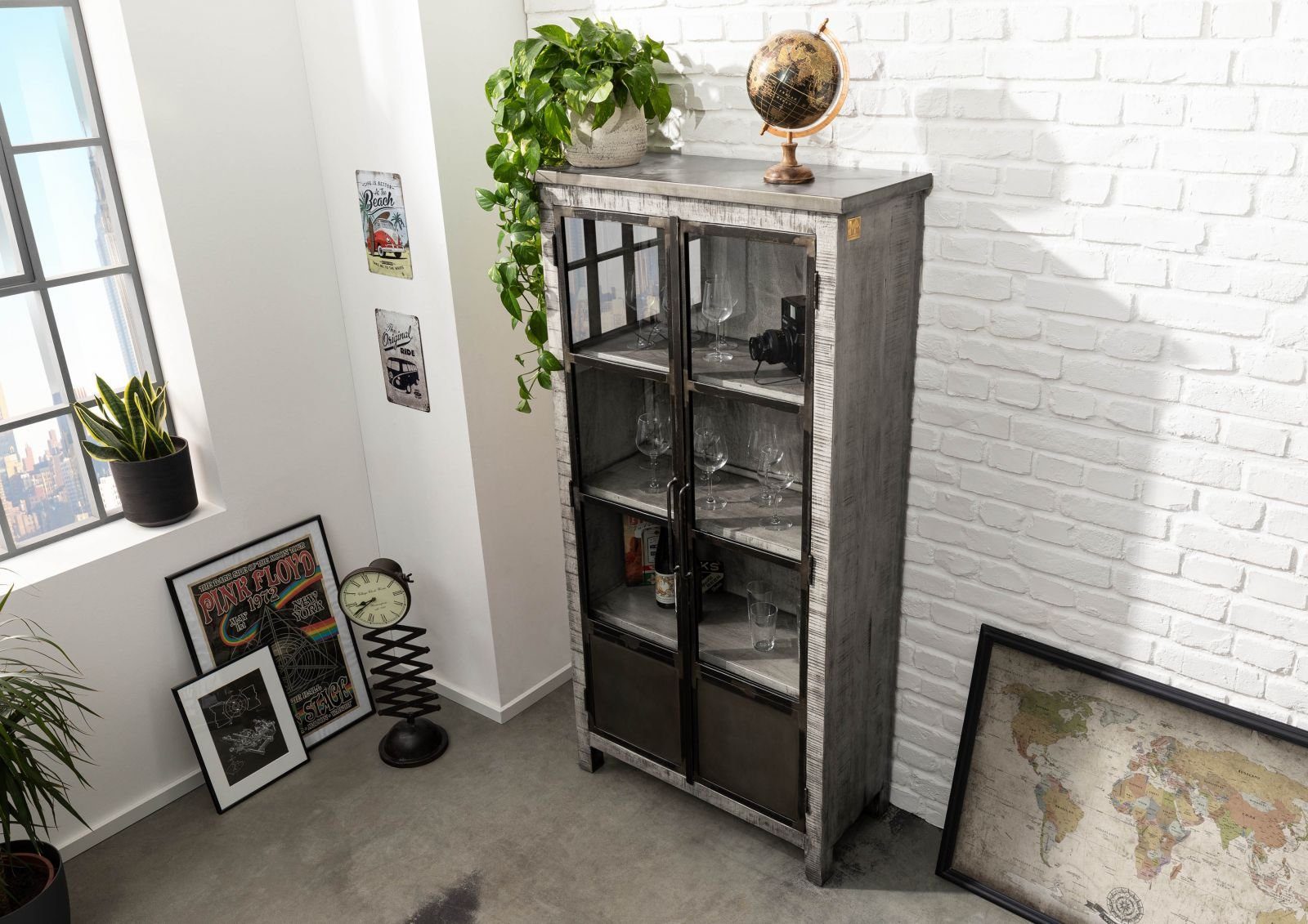 Massivmoebel24 Standvitrine HEAVY INDUSTRY (Vitrine Mango 90x40x180 grau lackiert HEAVY INDUSTRY #141) Vitrine Mango 90x40x180 grau lackiert HEAVY INDUSTRY #141