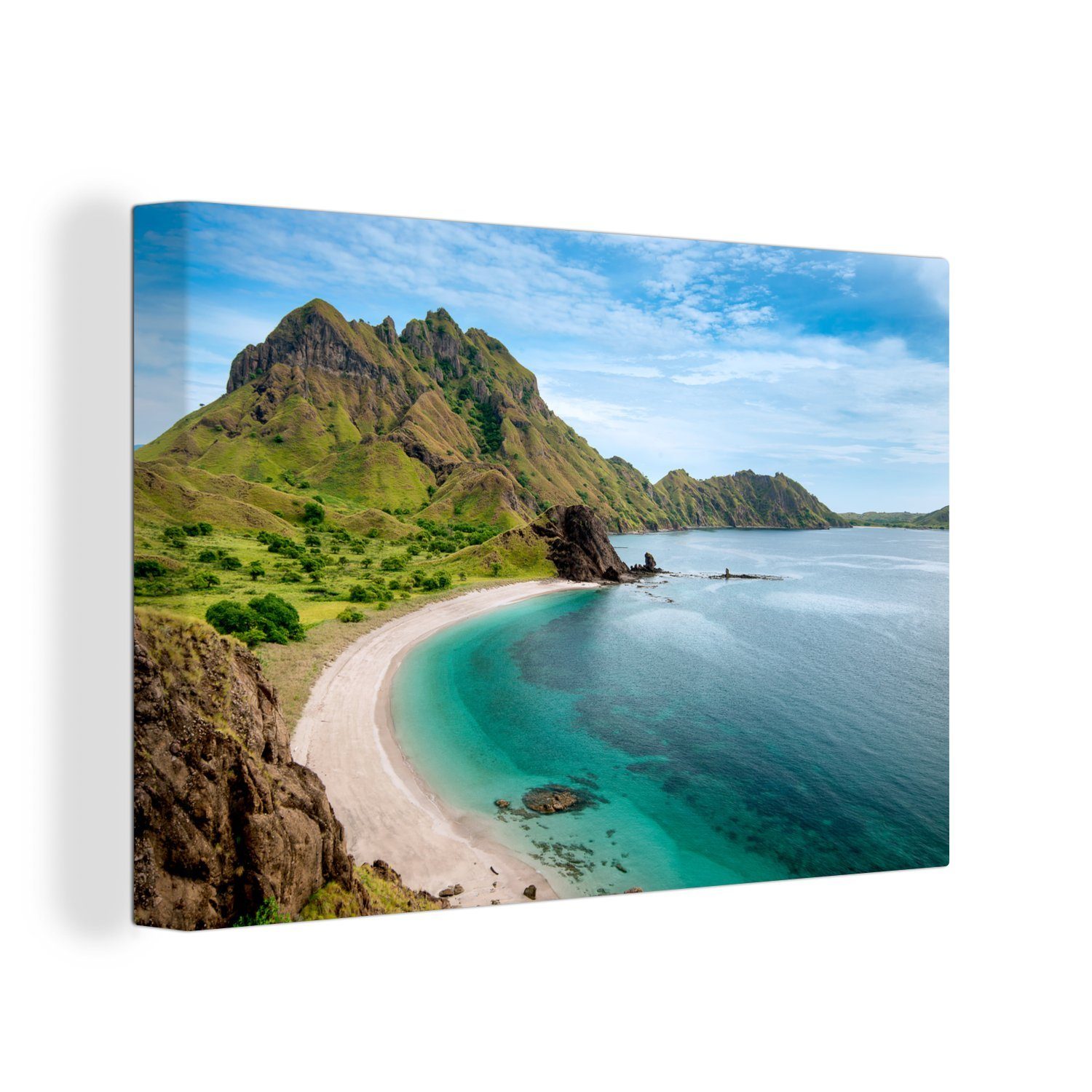 OneMillionCanvasses® Leinwandbild Perlweißer Strand unter dem Berg auf der indonesischen Insel Komodo, (1 St), Wandbild Leinwandbilder, Aufhängefertig, Wanddeko, 30x20 cm
