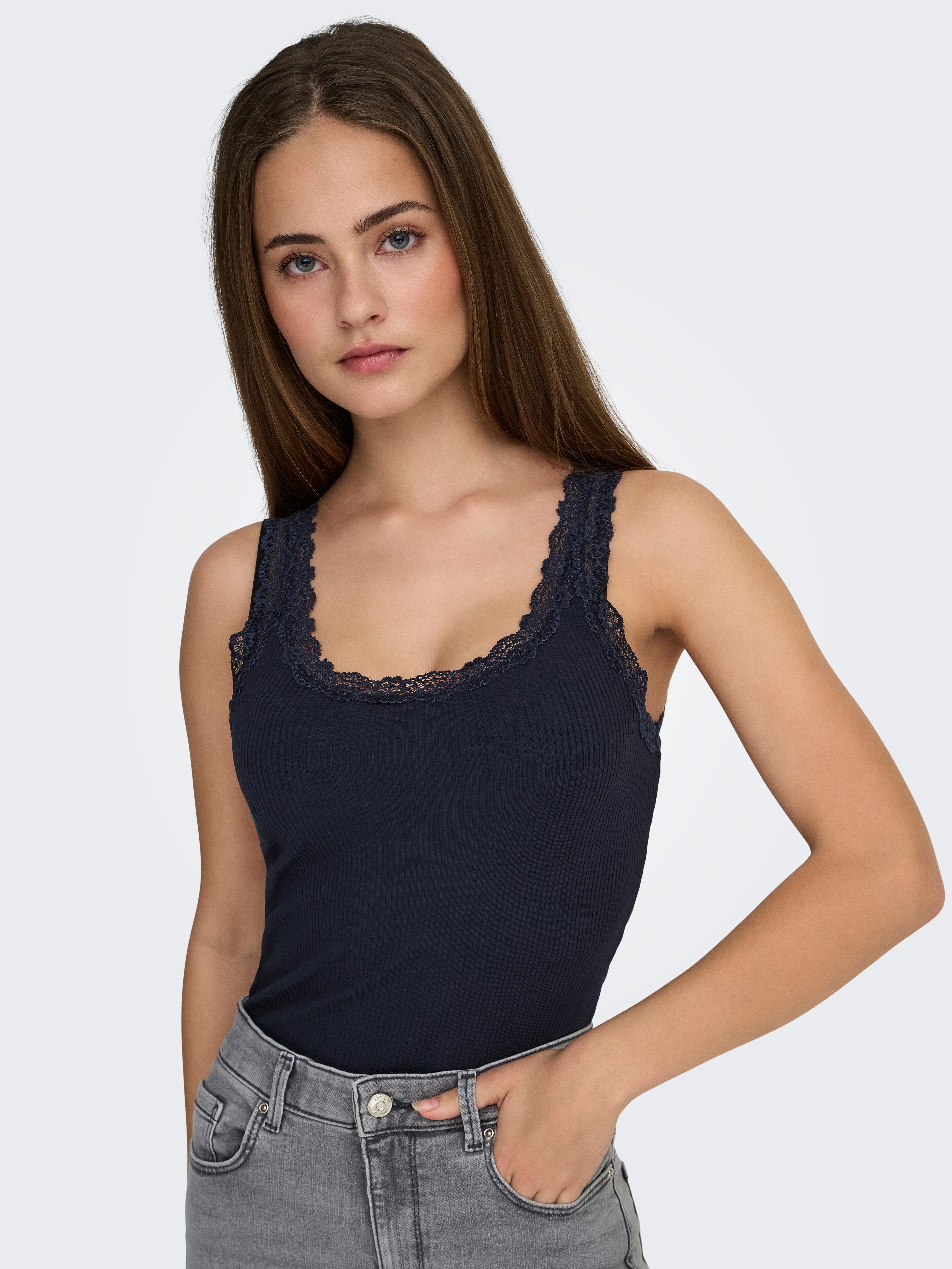 ONLY Tanktop ONLSARA – Tanktop mit Spitzendetail am Ausschnitt Baumwollmischung, regular fit