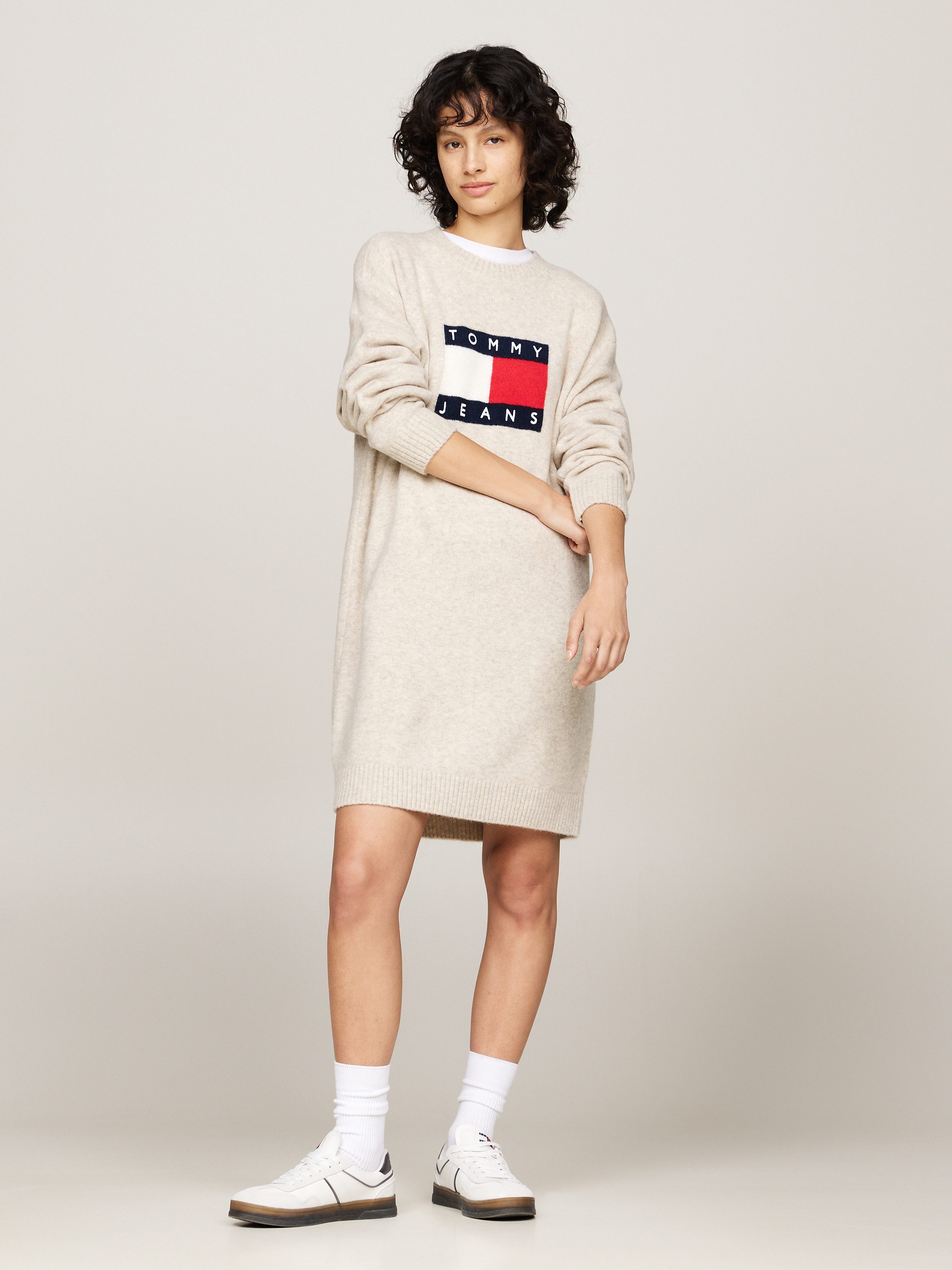 Tommy Jeans Curve Strickkleid TJW MLNGE FLAG SWEATER DRESS EXT in Großen Größen, mit Wollanteil & Elasthan, Logo-Flag