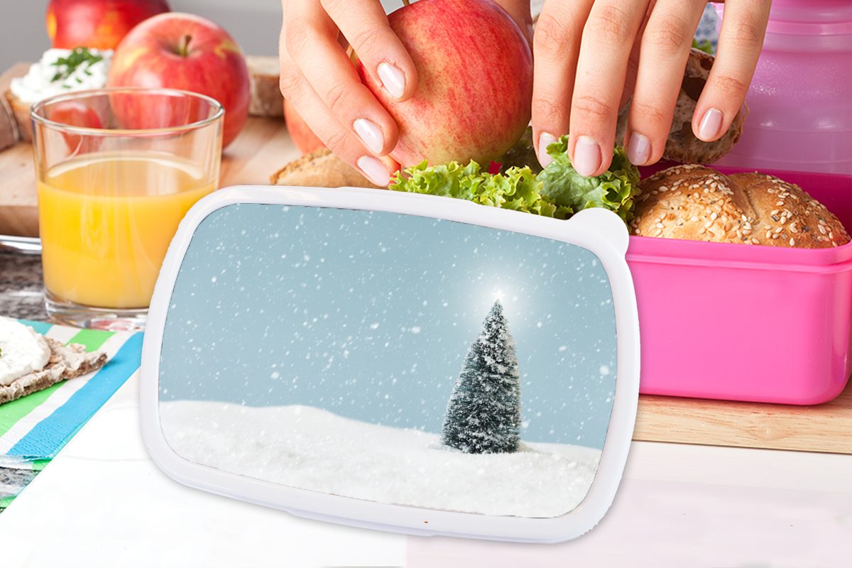 rosa Brotbox blauen, verschneiten Kunststoff Brotdose Landschaft MuchoWow Erwachsene, für in (2-tlg), und Ein Snackbox, einem Kinder, Kunststoff, Lunchbox Mädchen, Weihnachtsbaum einer