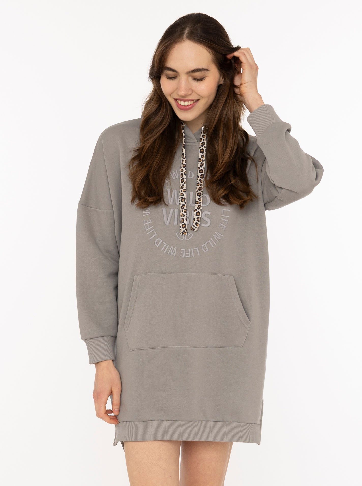 Zwillingsherz Sweatkleid "Wild Vibes" praktische Fronttaschen, Leo-Kordel, tonale Stickerei