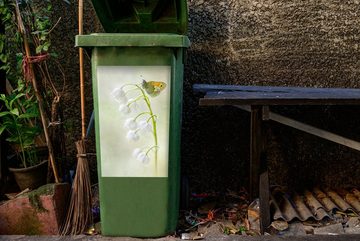 MuchoWow Wandsticker Ein Schmetterling auf einem Maiglöckchen (1 St), Mülleimer-aufkleber, Mülltonne, Sticker, Container, Abfalbehälter