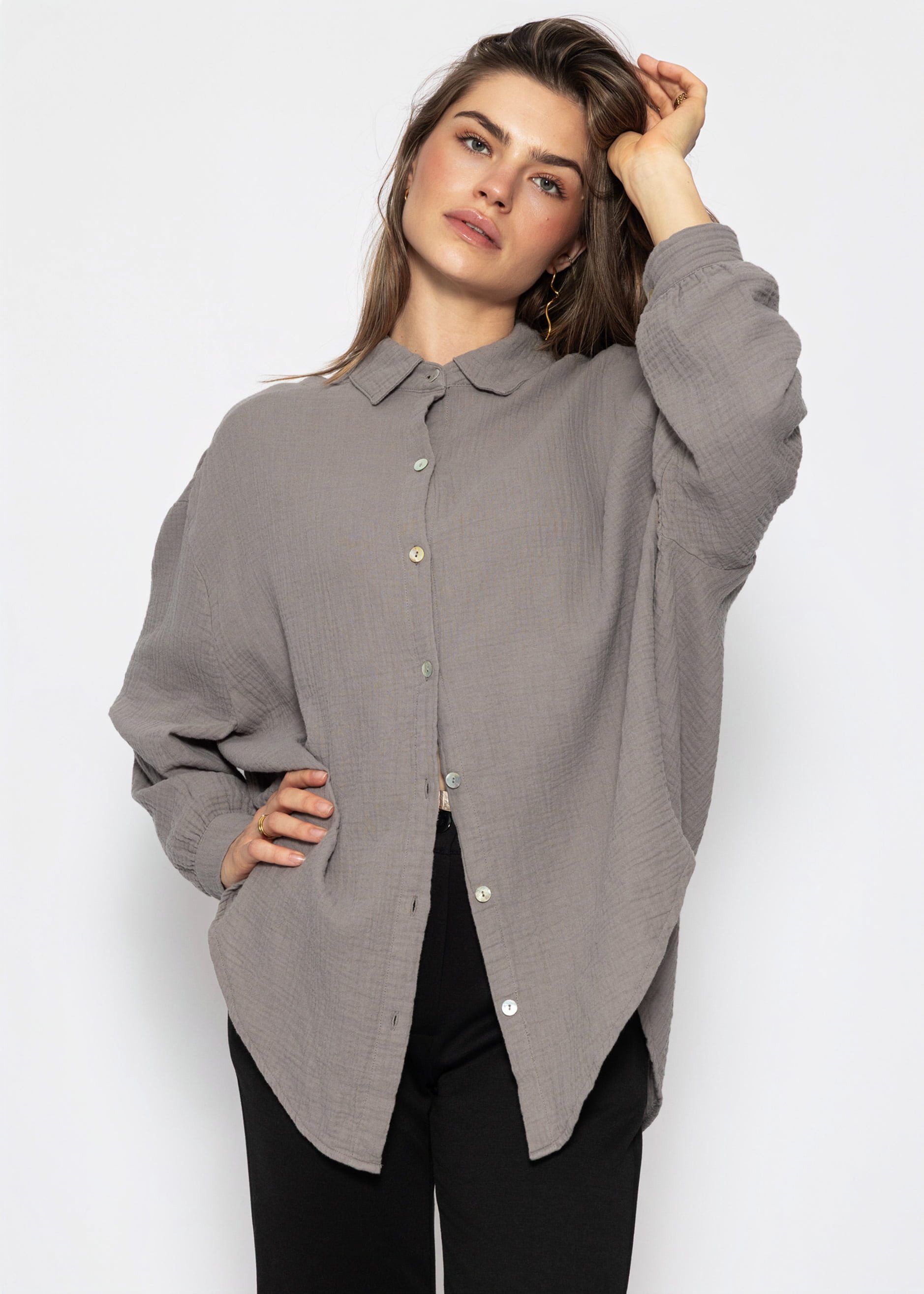 SASSYCLASSY Longbluse Oversize Musselin Bluse Damen kurz Langarm Elegant Hemdbluse lang aus Baumwolle mit V-Ausschnitt, One Size (Gr. 36-48) – Bild 4 von 5