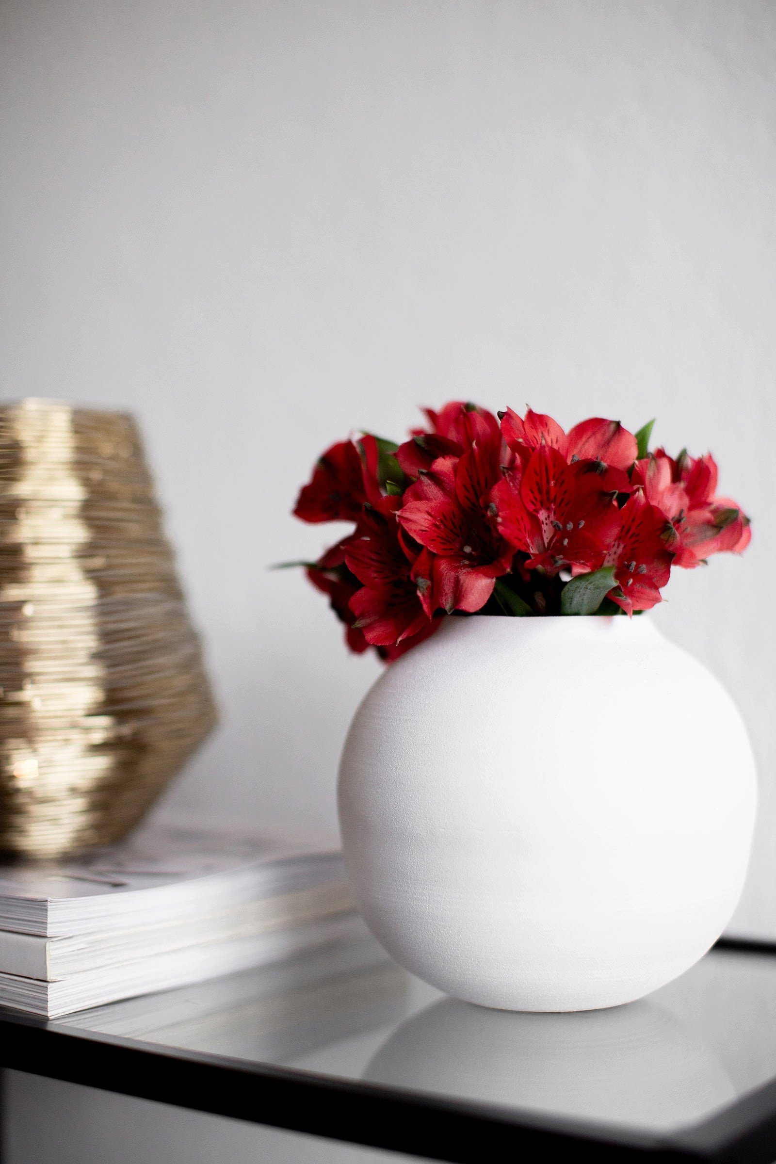 LaLe Living Dekovase Blumenvase Soyah aus Eisen in Schwarz und Weiß, Ø14,5x13,5cm, aus Eisen, matte Oberfläche