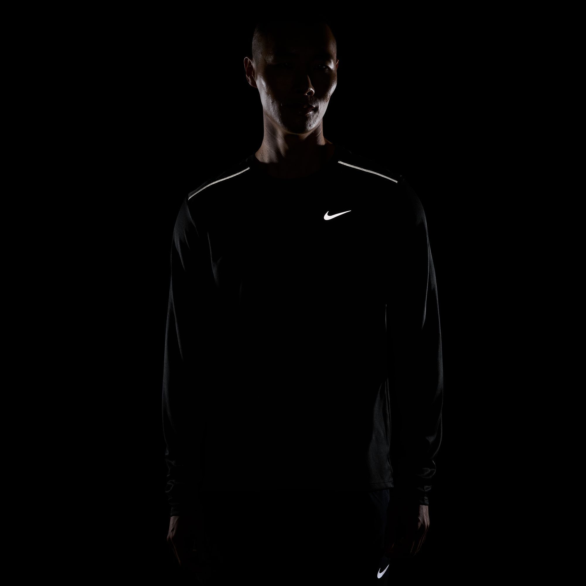 Nike Laufshirt M NK DF UV MILER LS TOP mit Rundhalsausschnitt, Kurzarm, schnell trocknend, atmungsaktiv
