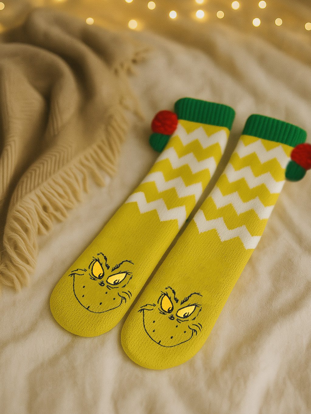 United Labels® Haussocken The Grinch Hüttensocken Haussocken Bommel Sherpa Futter Kuschelsocken