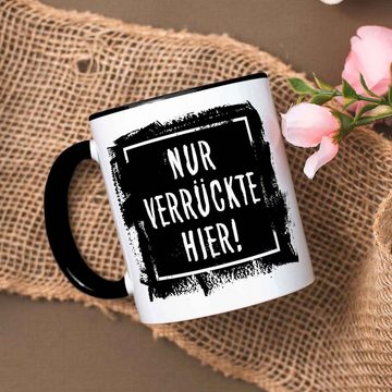 GRAVURZEILE Tasse mit Spruch - "Nur Verrückte hier!", Keramik, Farbe: Schwarz & Weiß