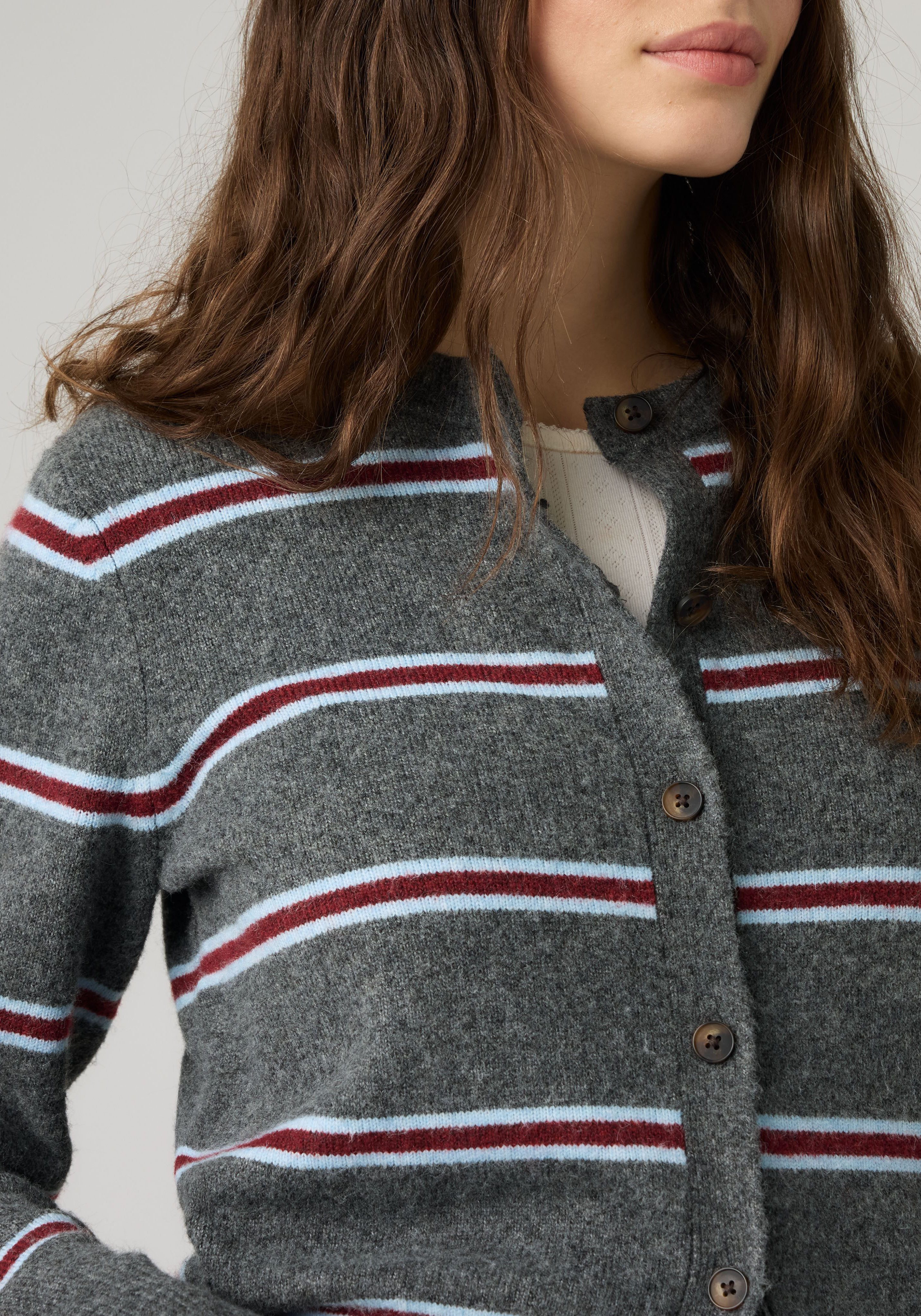 Levi's® Strickjacke CLAIRE LS CARDIGAN Taille bedeckend, schmale Passform – Bild 4 von 5