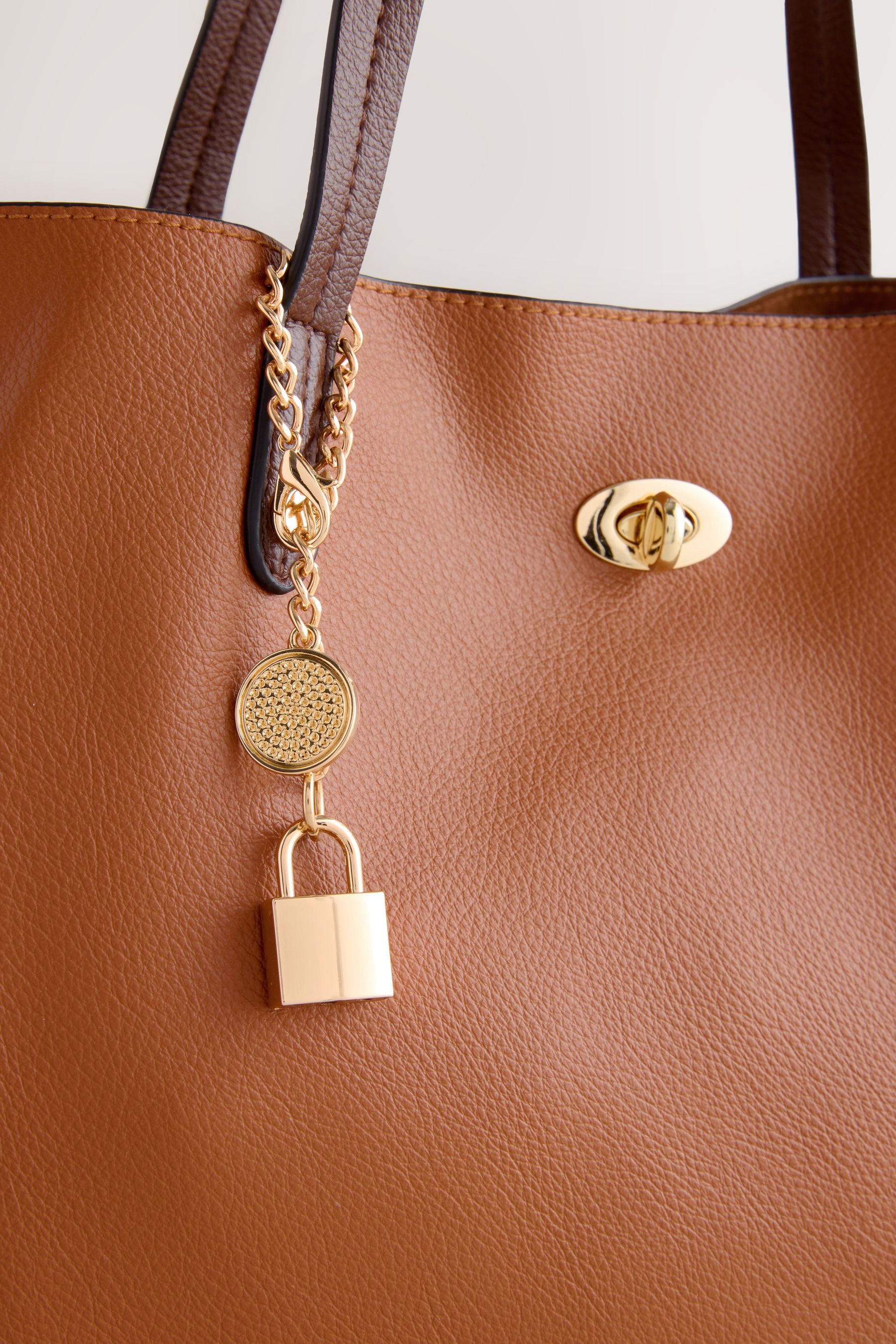 Next Schultertasche Handtasche mit Anhänger (1-tlg)