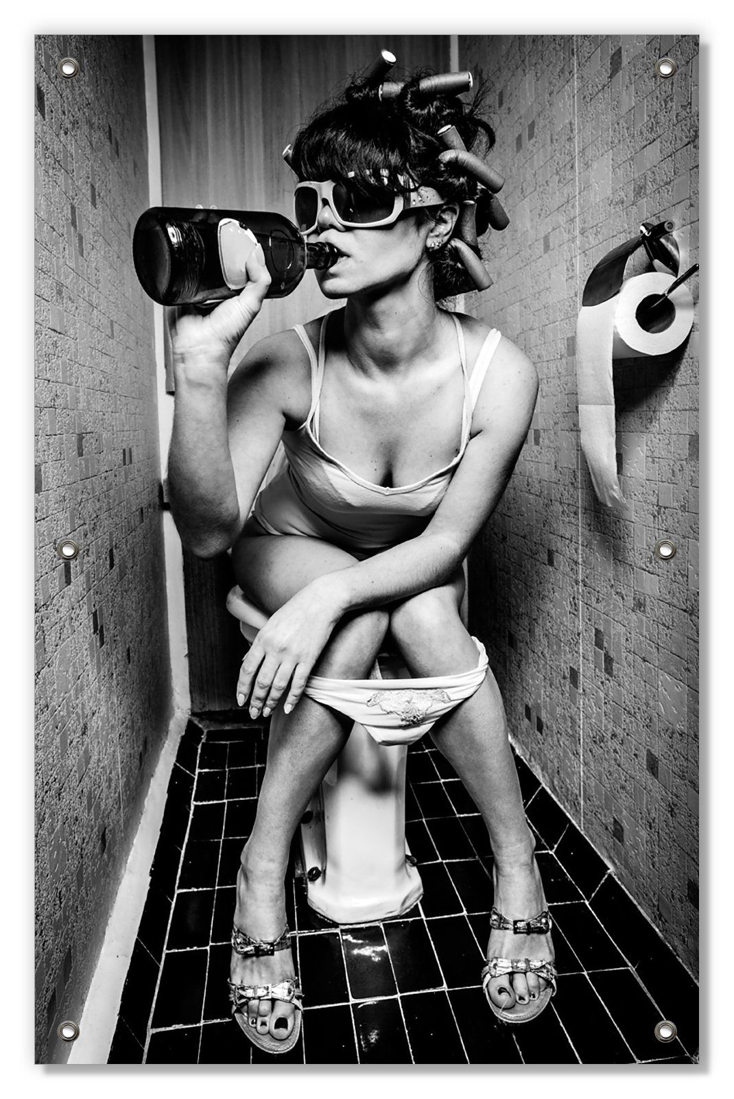 Wallario Sonnenschutz Kloparty - Sexy Frau auf Toilette mit Weinflasche, blickdicht, mit Saugnäpfen, wiederablösbar und wiederverwendbar