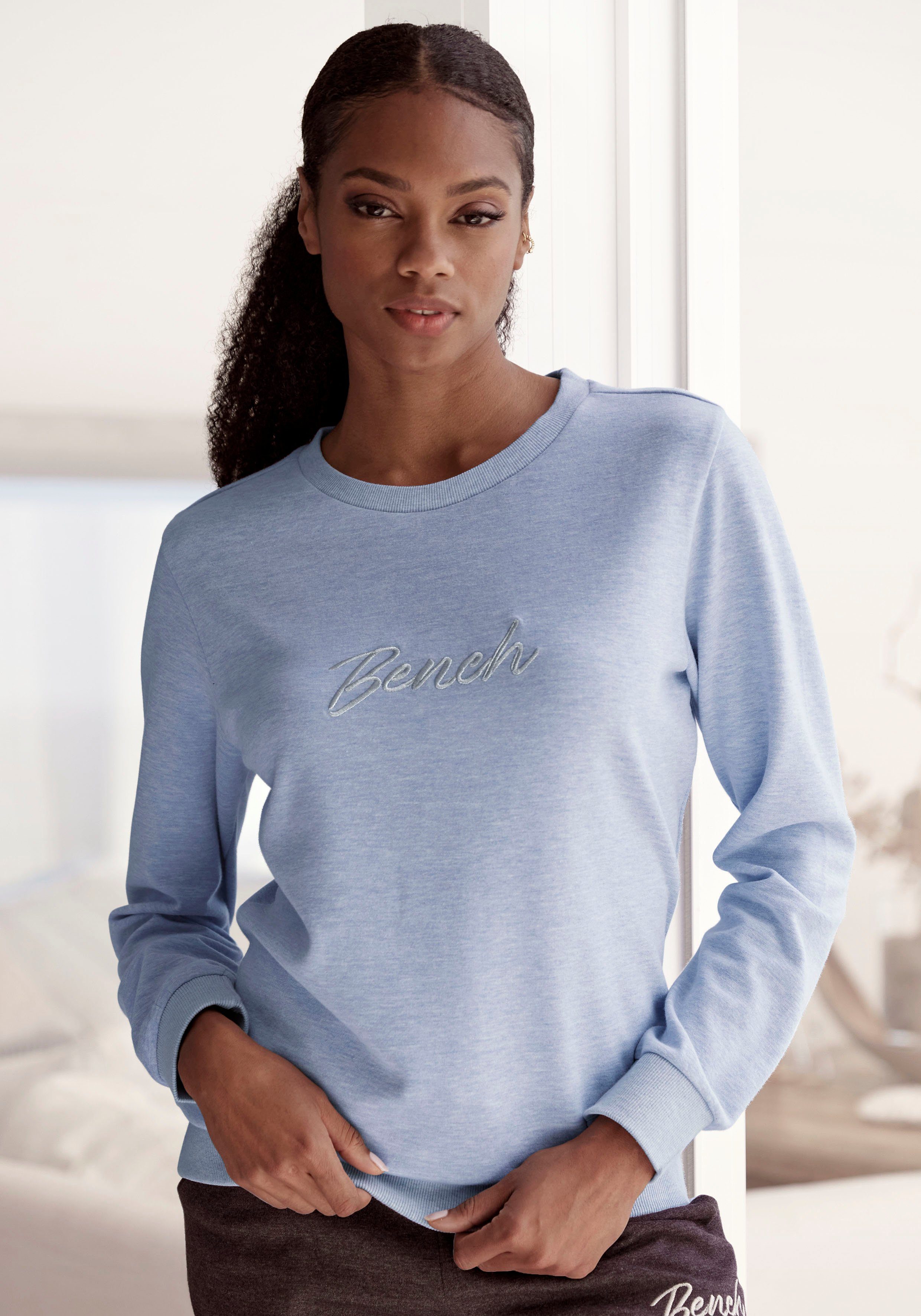Bench. Loungewear Sweatshirt -Loungeshirt mit glänzender Logostickerei, Loungewear, Loungeanzug hellblau meliert