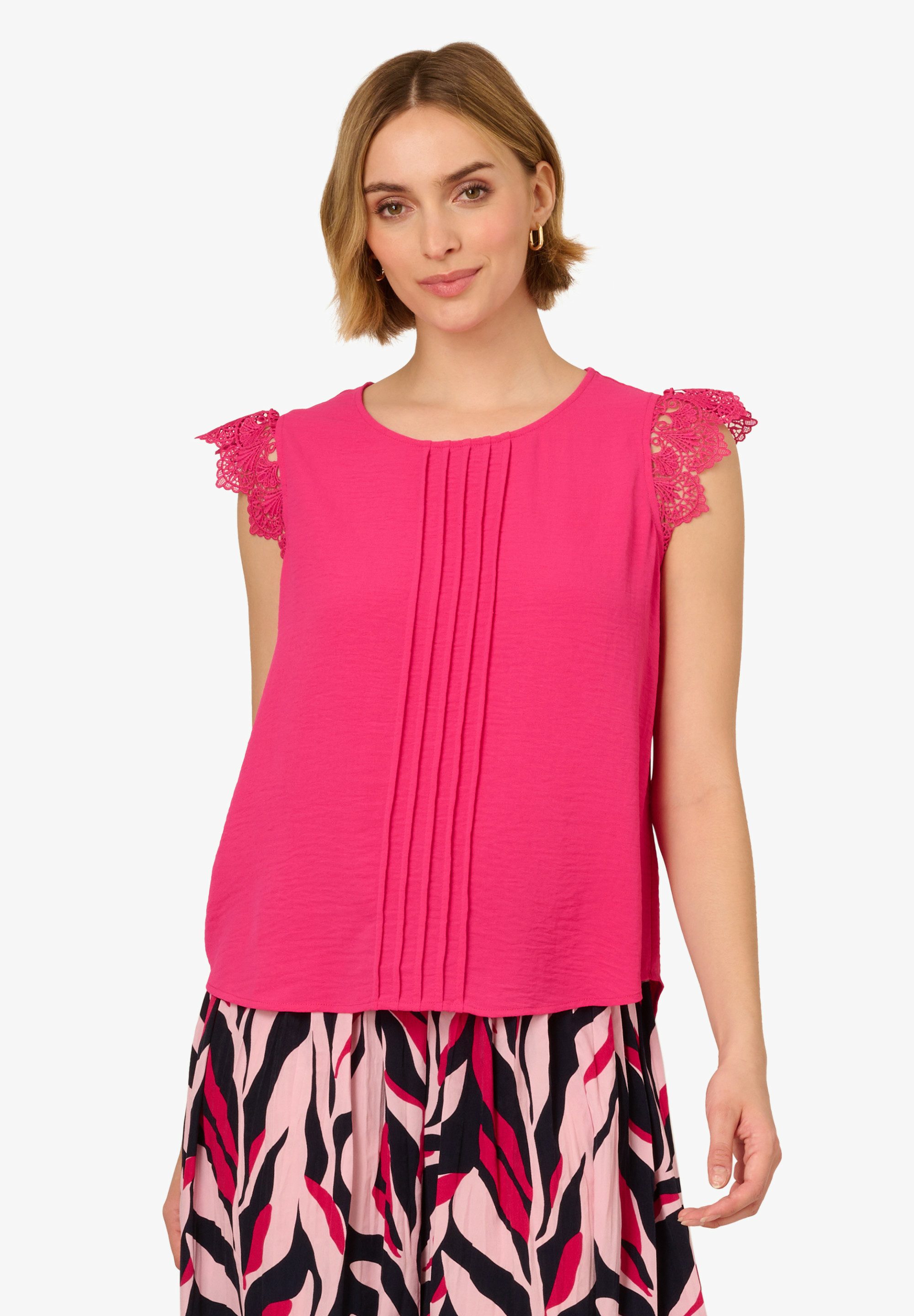 Adrianna Papell Kurzarmbluse Crew Neck Pleated Airflow Woven Crochet Flutter Sleeve Top Romantisch, raffiniert, edel