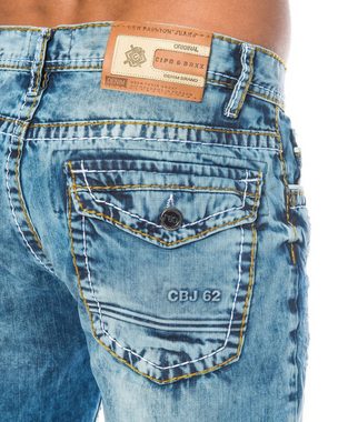 Cipo & Baxx Regular-fit-Jeans Herren Jeans Hose mit ausgefallenem Kontrastnahtdesign Verschiedene dicke Kontrastnähte und kleine Akzente, Branding im Stoff und Labelpatch vorne