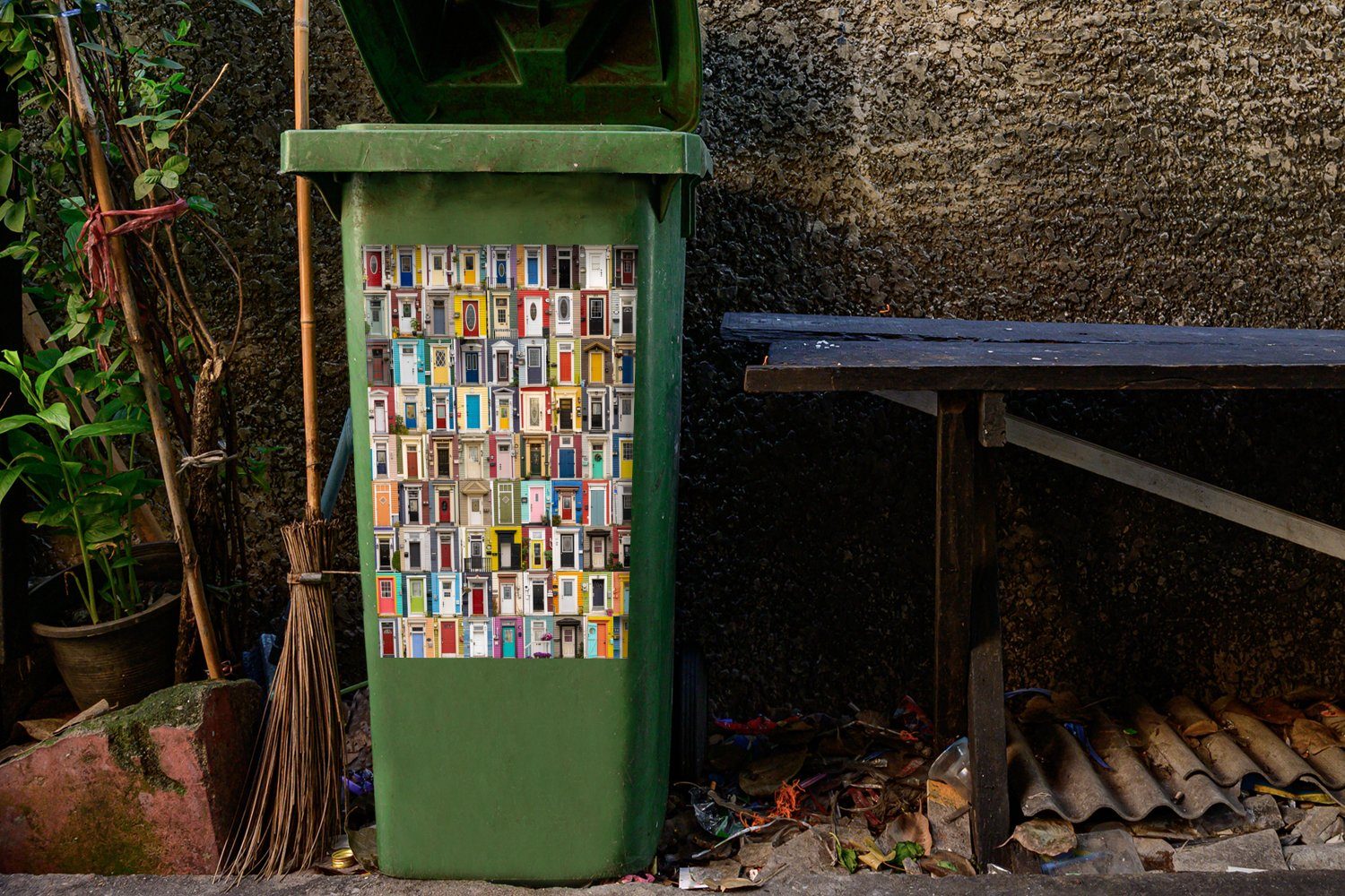 Container, St), Abfalbehälter Collage - (1 Architektur Sticker, Wandsticker MuchoWow Türen Mülltonne, - Bunt - Mülleimer-aufkleber,
