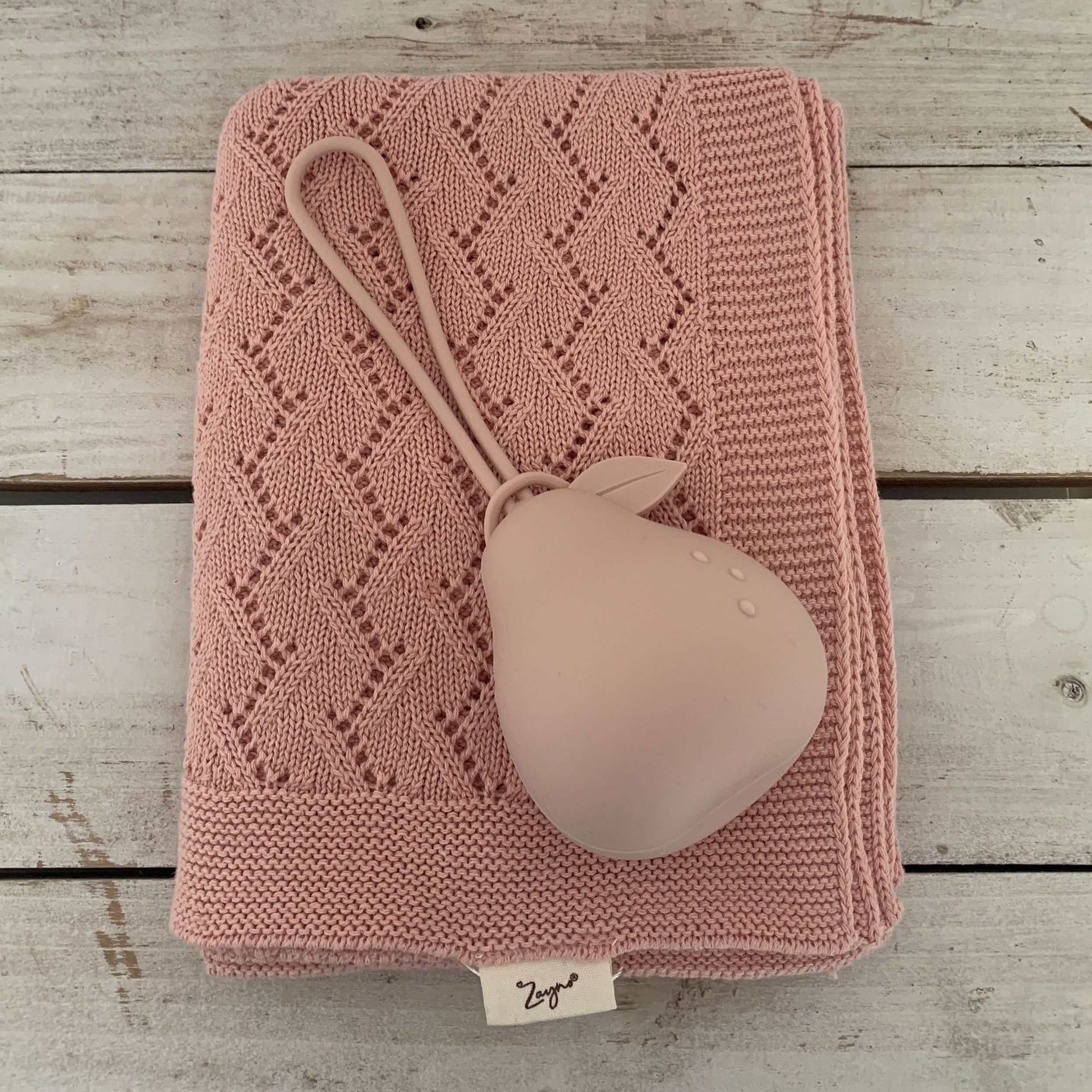 Zayno Schnullerbefestigung Schnullerhalter "Pera" aus Silikon in Rosa, (Packung, 1-tlg., Hält bis zu drei Schnuller stets griffbereit), Ansprechenden Farbe und Design