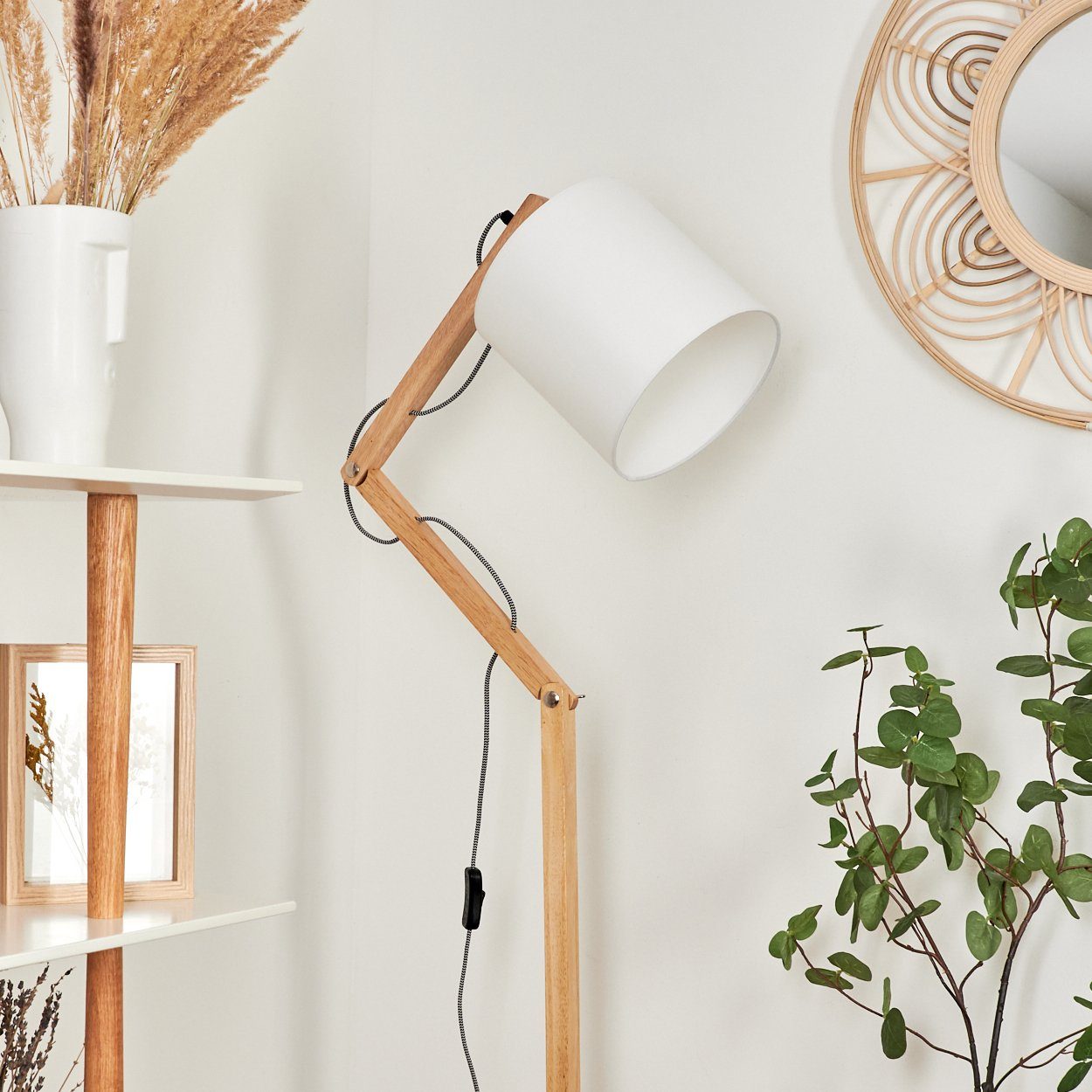 hofstein Stehlampe moderne Stehlampe aus Metall/Stoff/Holz in Weiß/Naturfarben, ohne Leuchtmittel, mit verstellbarem Schirm (21cm) und Fußschalter, 1x E27