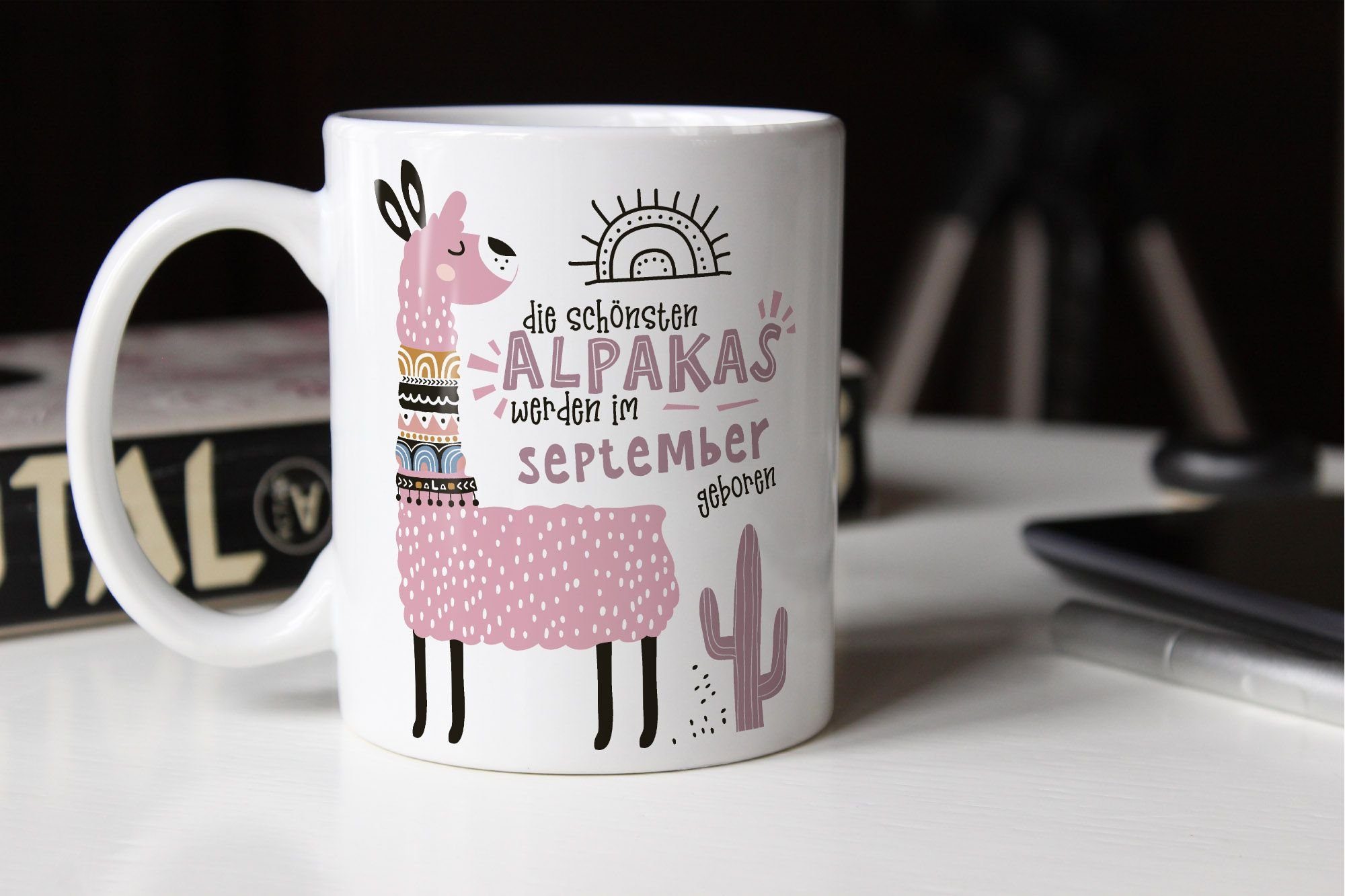 Januar-Dezember September Geburtsmonat weiß Lama geboren Geburtags-Geschenke Schönsten im Die Keramik SpecialMe®, Rosa werden Motiv individuelle Tasse anpassbares Alpakas SpecialMe Kaffee-Tasse