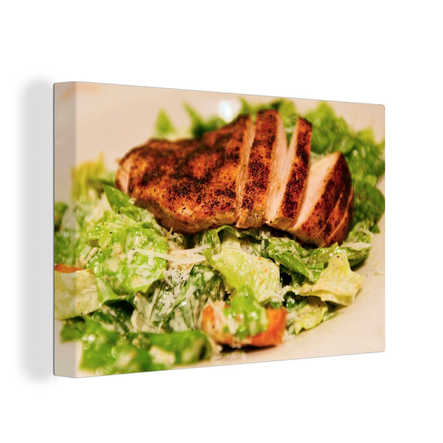 OneMillionCanvasses® Leinwandbild Nahaufnahme eines Caesar-Salats mit gegrilltem Hähnchen, (1 St), Wandbild Leinwandbilder, Aufhängefertig, Wanddeko, 30x20 cm
