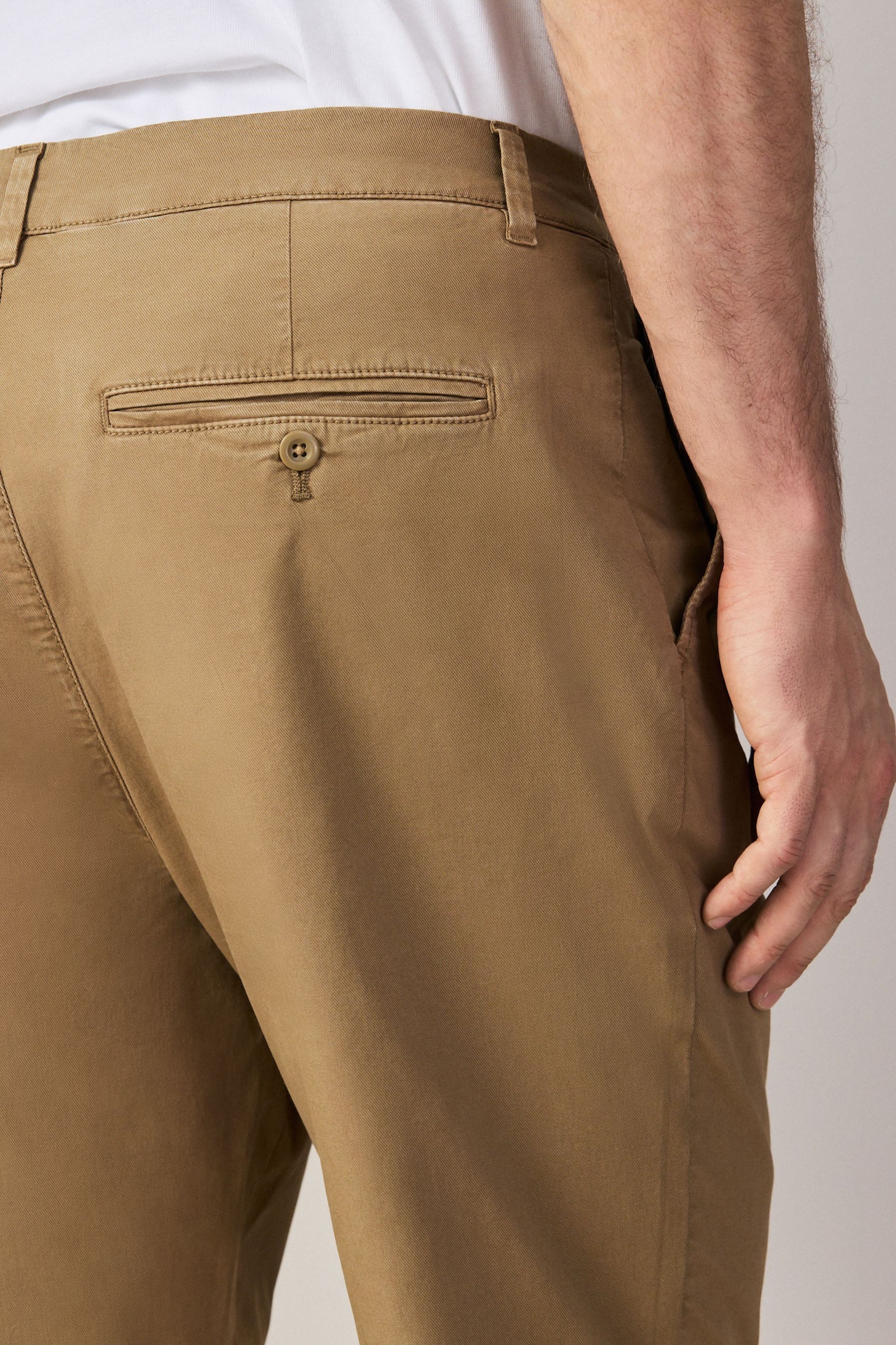 Next Chinohose Sommerliche Regular Fit Chinohose mit Bundfalten (1-tlg)